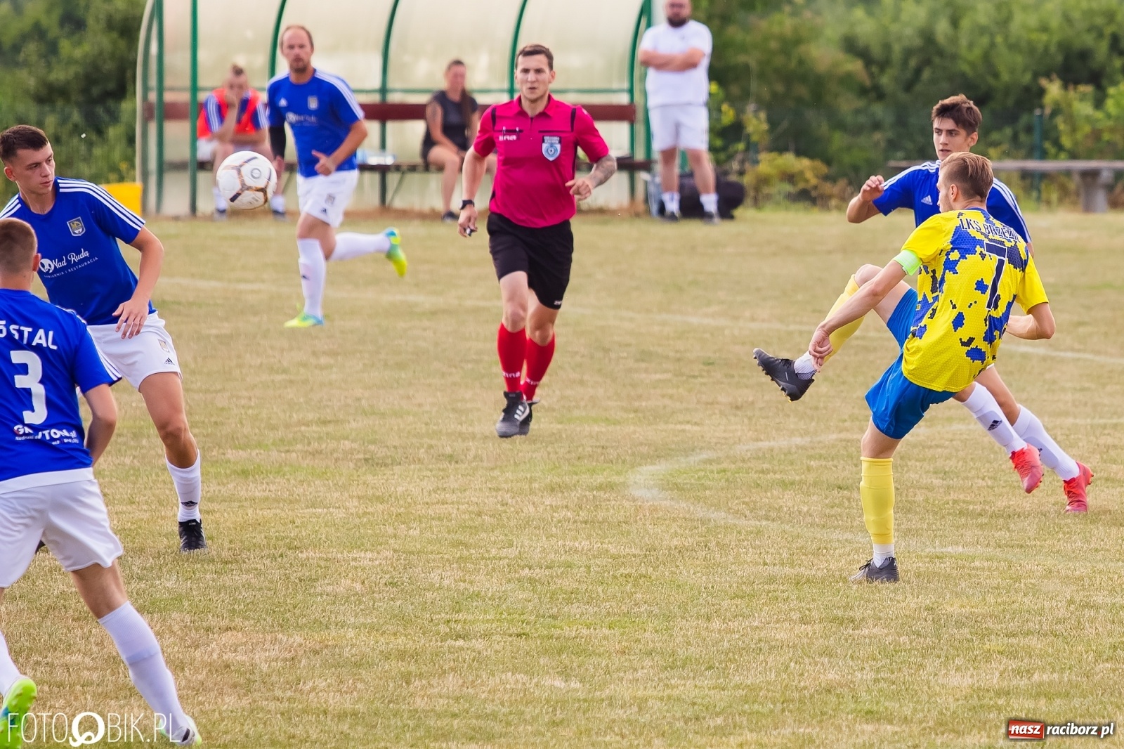 Zdjęcie w galerii na portalu naszraciborz.pl: Brzezie kontra Kuźnia. Spadek z hukiem po pogromie [FOTO] wiadomości z regionu