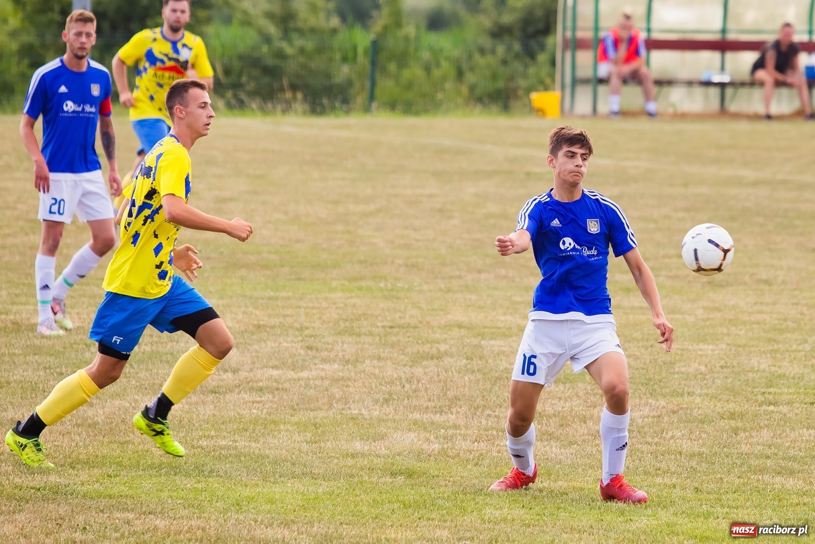 Zdjęcie w galerii na portalu naszraciborz.pl: Brzezie kontra Kuźnia. Spadek z hukiem po pogromie [FOTO] wiadomości z regionu