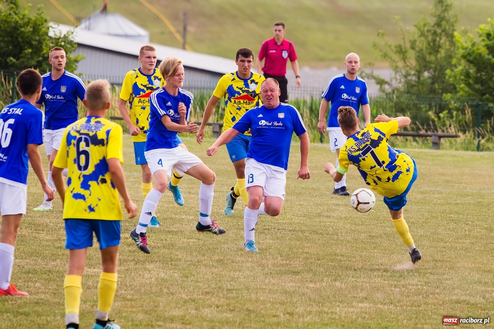 Zdjęcie w galerii na portalu naszraciborz.pl: Brzezie kontra Kuźnia. Spadek z hukiem po pogromie [FOTO] wiadomości z regionu