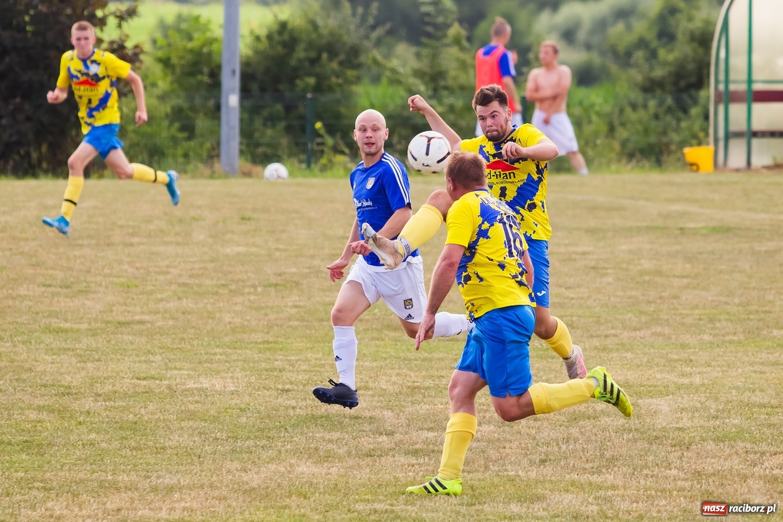 Zdjęcie w galerii na portalu naszraciborz.pl: Brzezie kontra Kuźnia. Spadek z hukiem po pogromie [FOTO] wiadomości z regionu