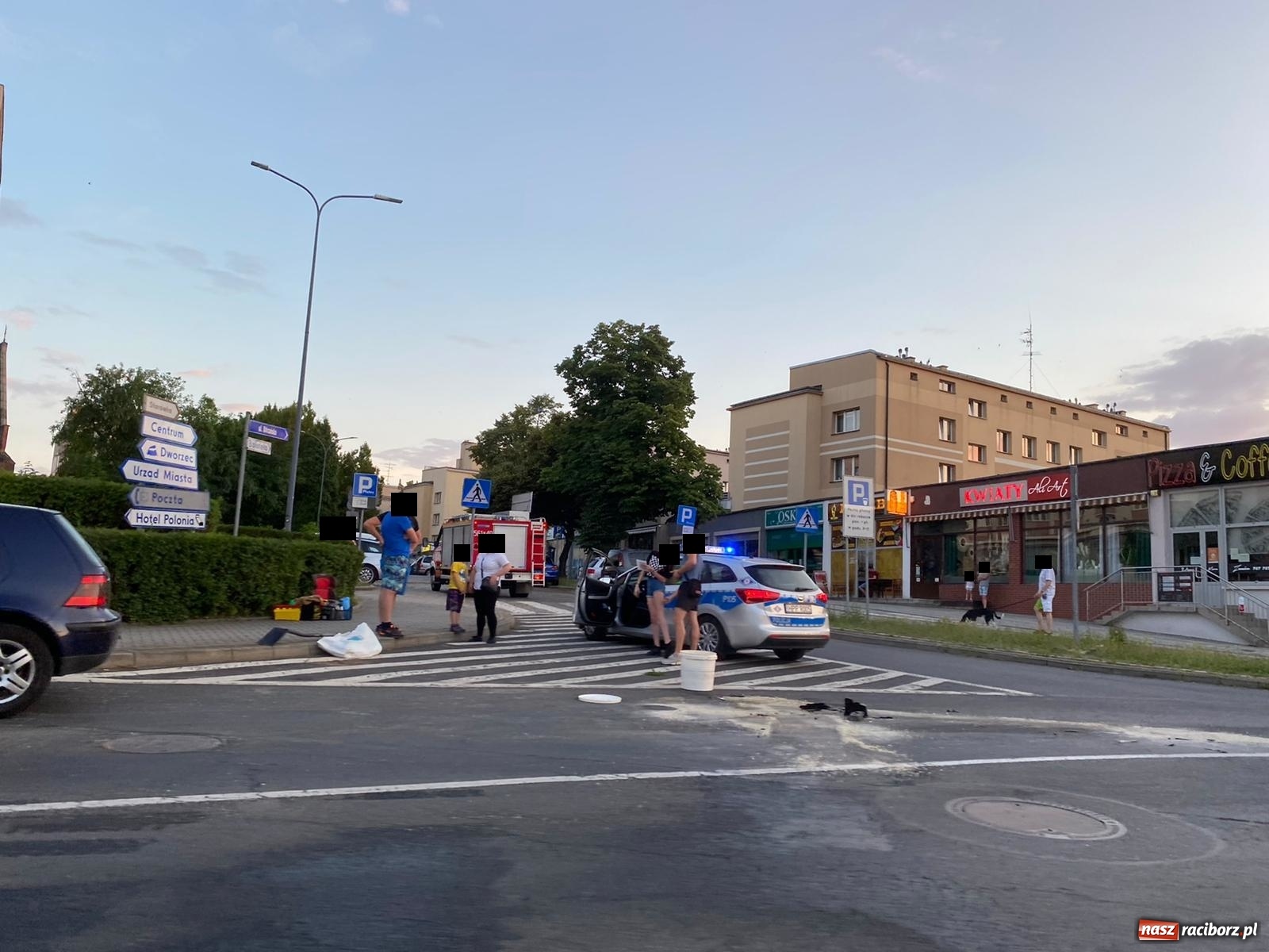 Zdjęcie w galerii na portalu naszraciborz.pl: Potrącenie i kolizja na rondzie Żołnierzy Niezłomnych [FOTO] wiadomości z regionu