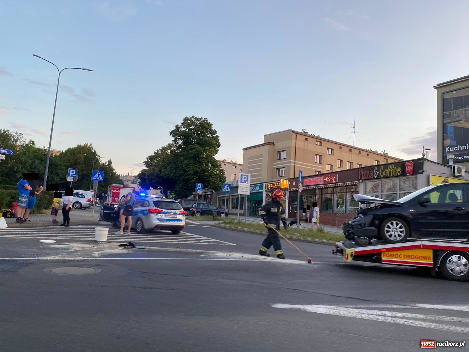 Zdjęcie w galerii na portalu naszraciborz.pl: Potrącenie i kolizja na rondzie Żołnierzy Niezłomnych [FOTO] wiadomości z regionu