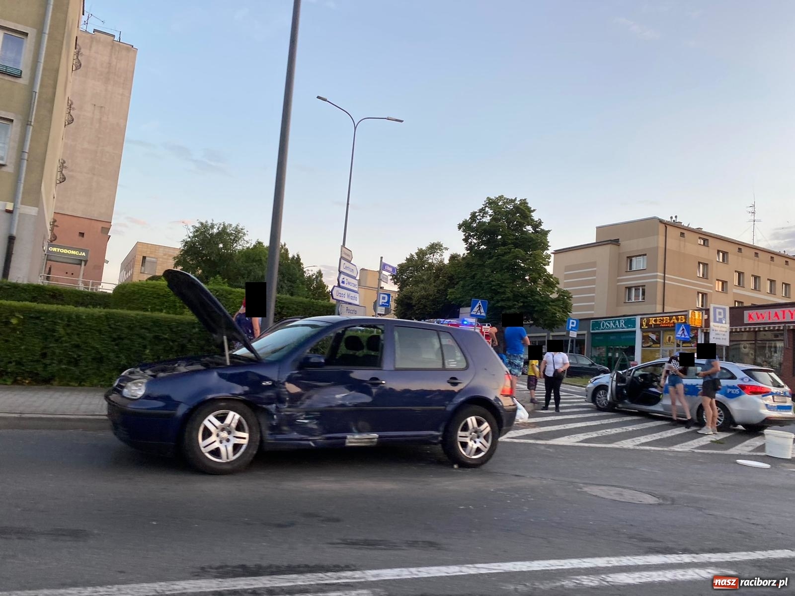 Zdjęcie w galerii na portalu naszraciborz.pl: Potrącenie i kolizja na rondzie Żołnierzy Niezłomnych [FOTO] wiadomości z regionu