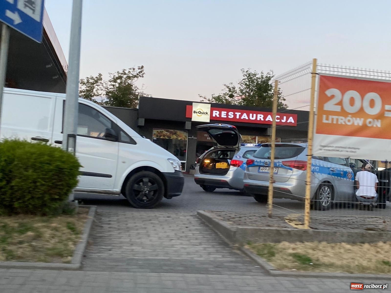 Zdjęcie w galerii na portalu naszraciborz.pl: Potrącenie i kolizja na rondzie Żołnierzy Niezłomnych [FOTO] wiadomości z regionu