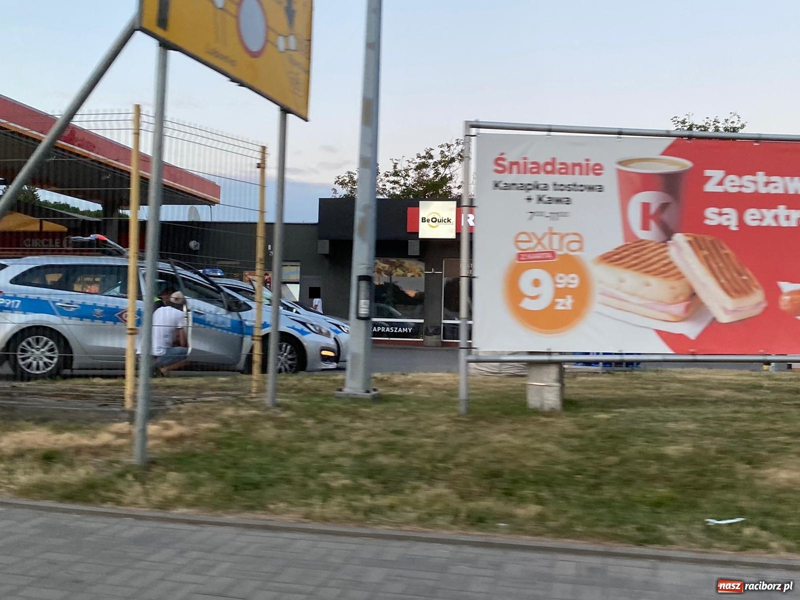 Zdjęcie w galerii na portalu naszraciborz.pl: Potrącenie i kolizja na rondzie Żołnierzy Niezłomnych [FOTO] wiadomości z regionu