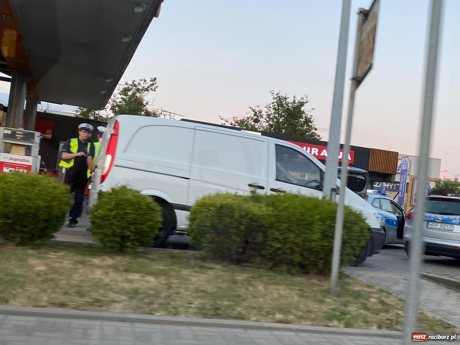 Zdjęcie w galerii na portalu naszraciborz.pl: Potrącenie i kolizja na rondzie Żołnierzy Niezłomnych [FOTO] wiadomości z regionu