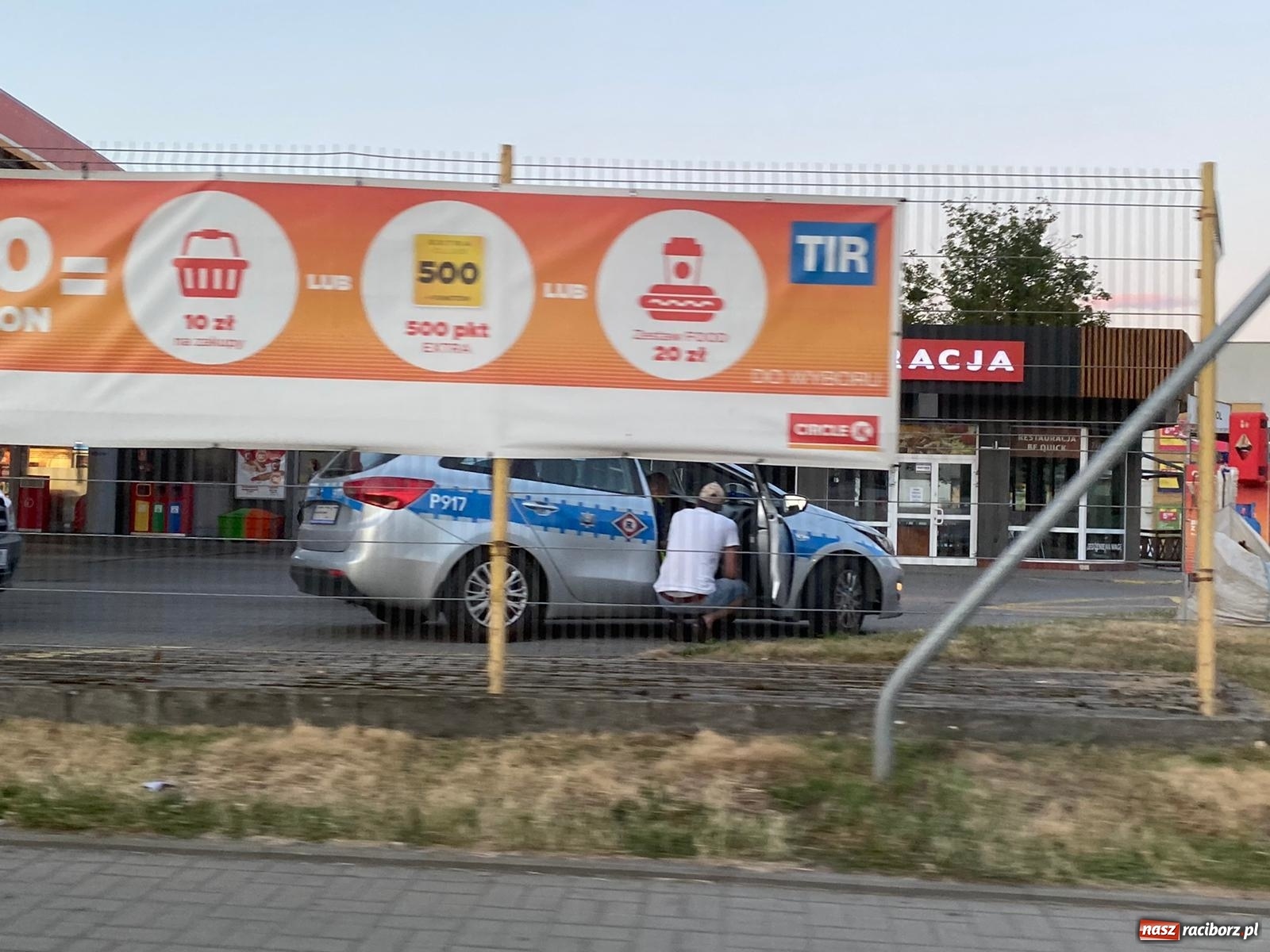 Zdjęcie w galerii na portalu naszraciborz.pl: Potrącenie i kolizja na rondzie Żołnierzy Niezłomnych [FOTO] wiadomości z regionu