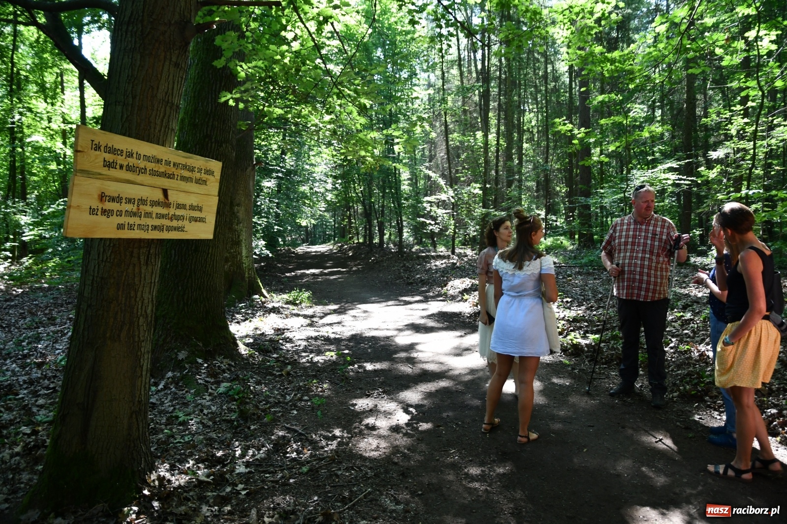 Zdjęcie w galerii na portalu naszraciborz.pl: Jedenaście stacji Dezyderaty. Nowa ścieżka w lesie Obora wiadomości z regionu
