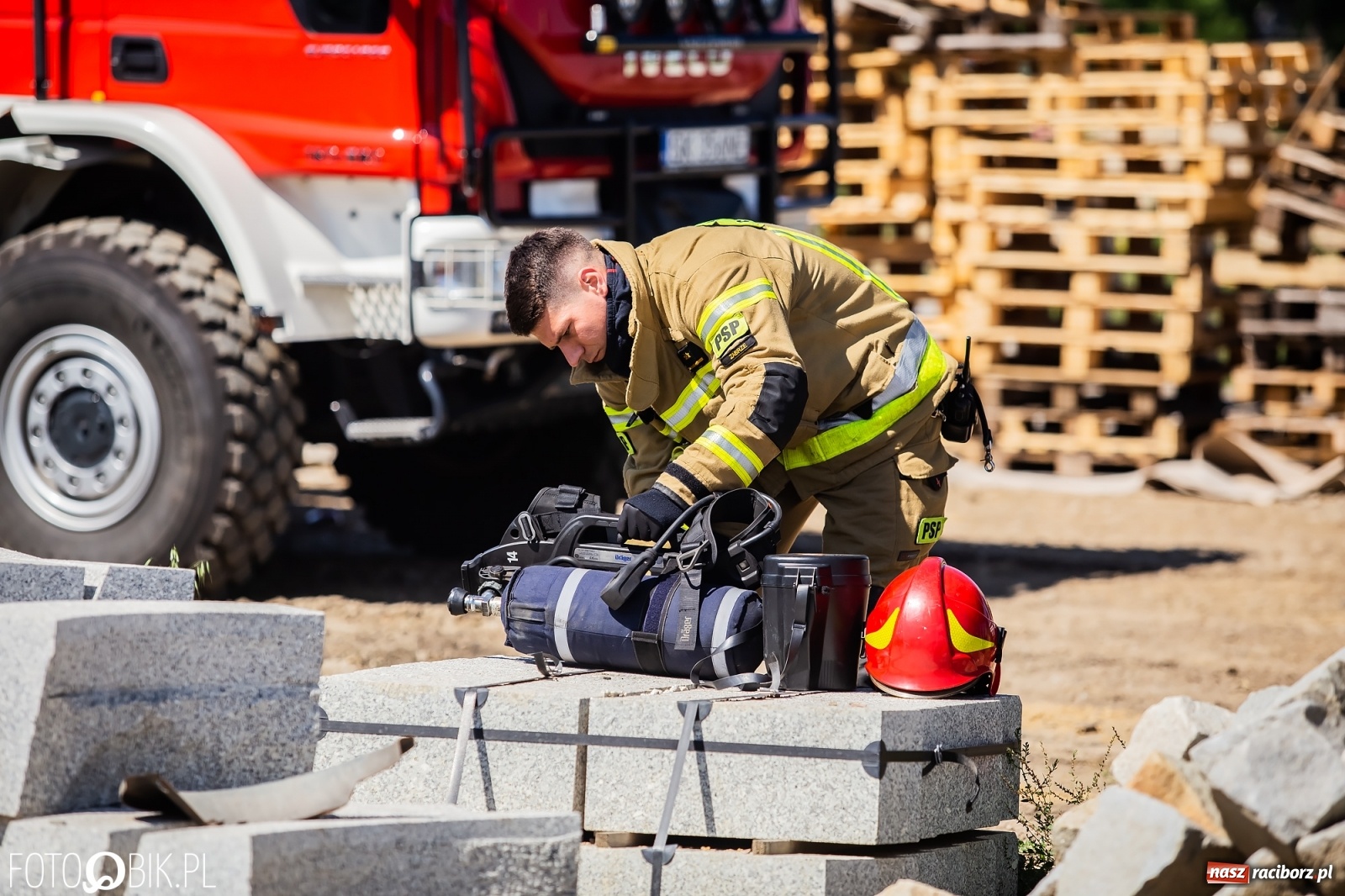 Zdjęcie w galerii na portalu naszraciborz.pl: Pożar pustostanu przy budowanej obwodnicy [FOTO i WIDEO] wiadomości z regionu