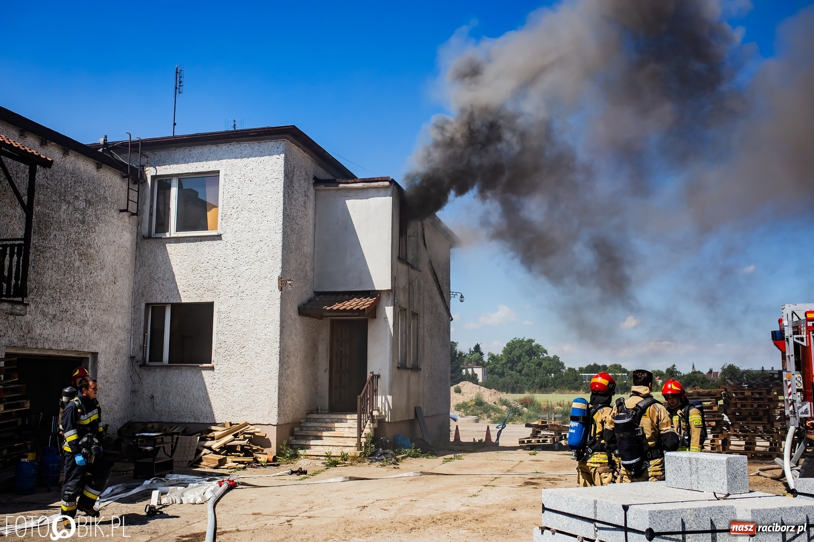 Zdjęcie w galerii na portalu naszraciborz.pl: Pożar pustostanu przy budowanej obwodnicy [FOTO i WIDEO] wiadomości z regionu