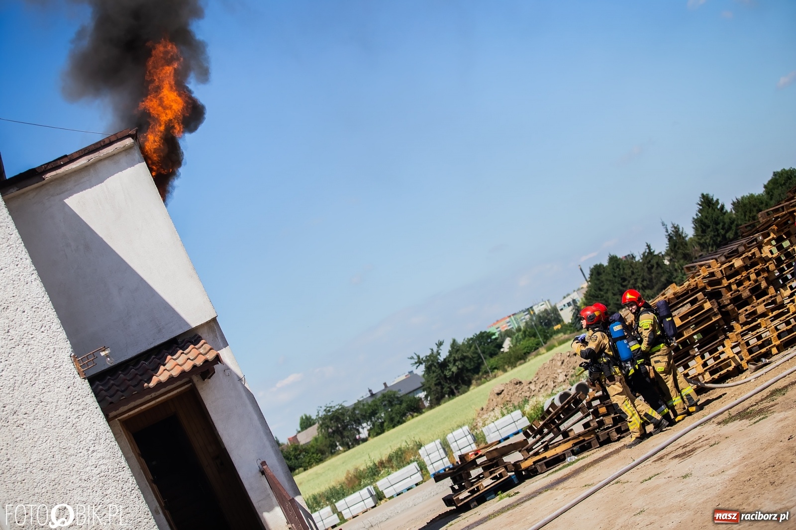 Zdjęcie w galerii na portalu naszraciborz.pl: Pożar pustostanu przy budowanej obwodnicy [FOTO i WIDEO] wiadomości z regionu
