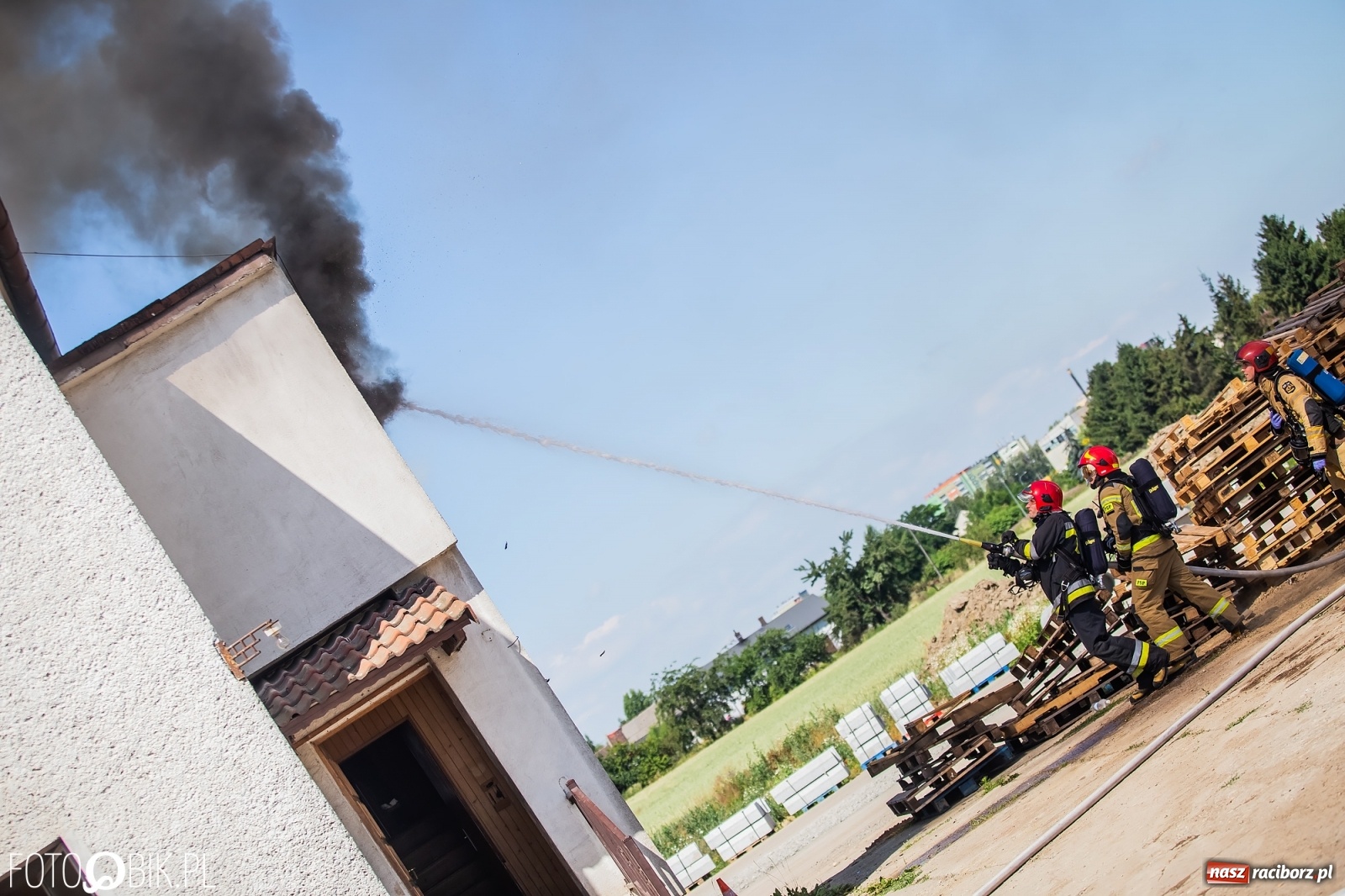 Zdjęcie w galerii na portalu naszraciborz.pl: Pożar pustostanu przy budowanej obwodnicy [FOTO i WIDEO] wiadomości z regionu