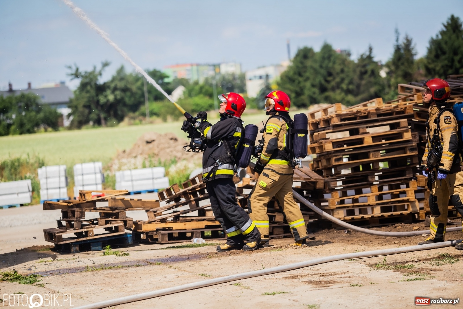 Zdjęcie w galerii na portalu naszraciborz.pl: Pożar pustostanu przy budowanej obwodnicy [FOTO i WIDEO] wiadomości z regionu