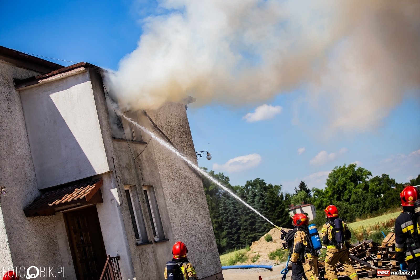 Zdjęcie w galerii na portalu naszraciborz.pl: Pożar pustostanu przy budowanej obwodnicy [FOTO i WIDEO] wiadomości z regionu