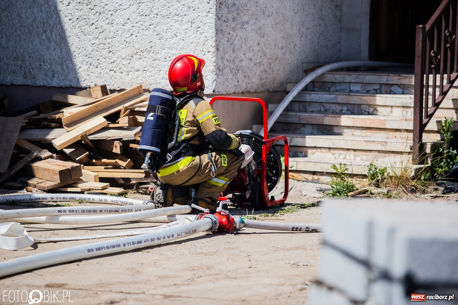 Zdjęcie w galerii na portalu naszraciborz.pl: Pożar pustostanu przy budowanej obwodnicy [FOTO i WIDEO] wiadomości z regionu