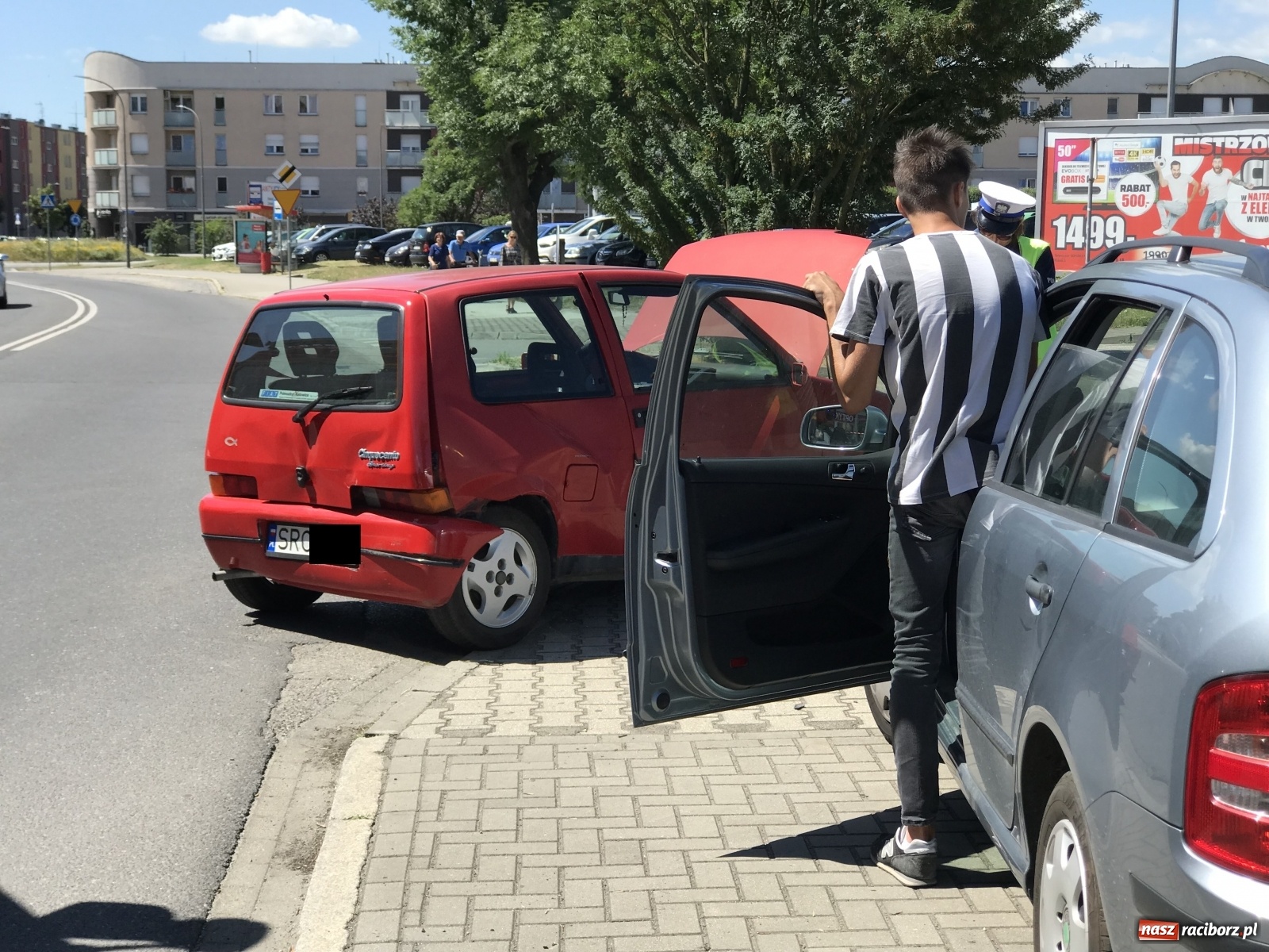 Zdjęcie w galerii na portalu naszraciborz.pl: Zderzenie na Opawskiej. 9-letnie dziecko w szpitalu wiadomości z regionu