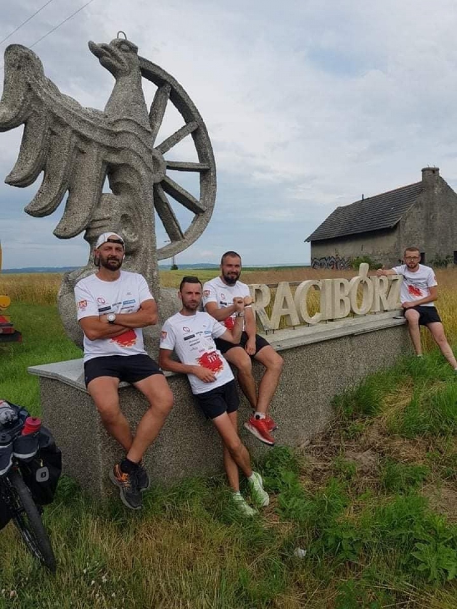 Zdjęcie w galerii na portalu naszraciborz.pl: Charytatywni biegacze gościli w Raciborzu wiadomości z regionu
