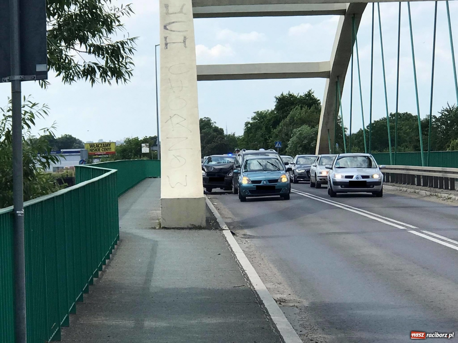 Zdjęcie w galerii na portalu naszraciborz.pl: Kolizja trzech samochodów na moście przed Auchan [FOTO] wiadomości z regionu