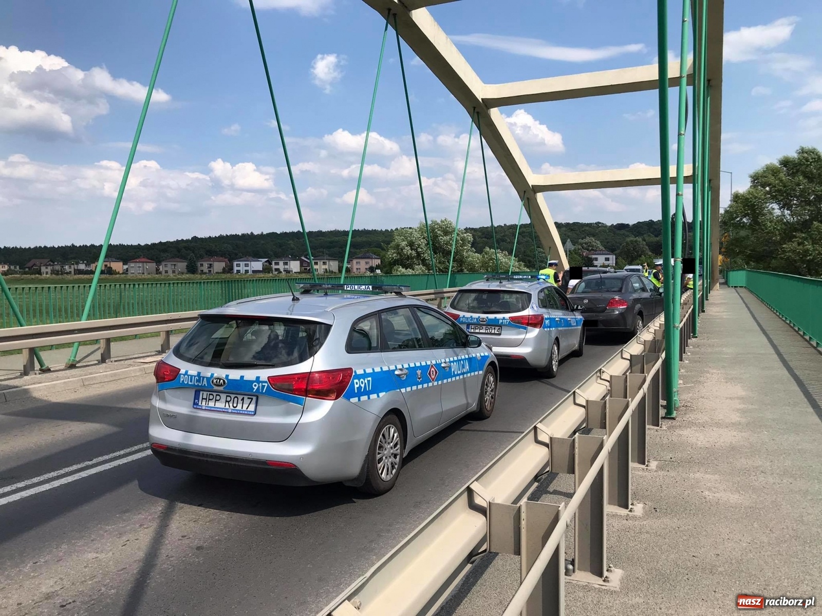 Zdjęcie w galerii na portalu naszraciborz.pl: Kolizja trzech samochodów na moście przed Auchan [FOTO] wiadomości z regionu