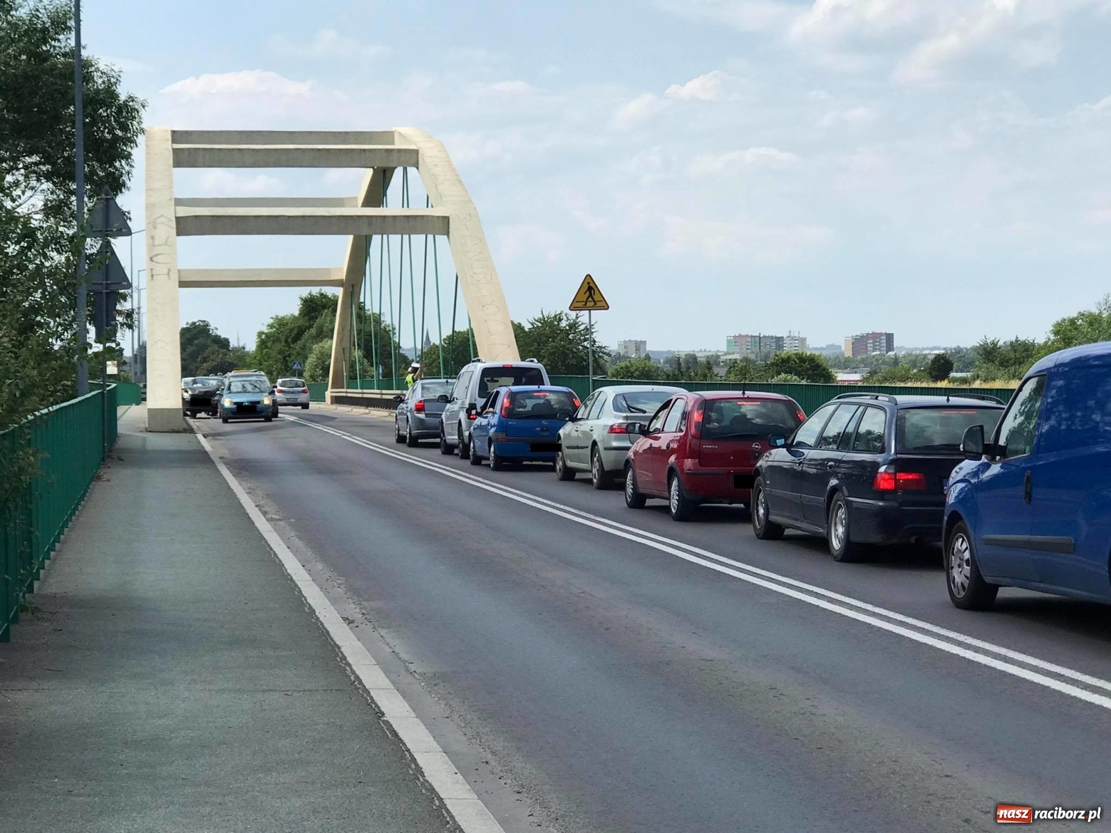Zdjęcie w galerii na portalu naszraciborz.pl: Kolizja trzech samochodów na moście przed Auchan [FOTO] wiadomości z regionu