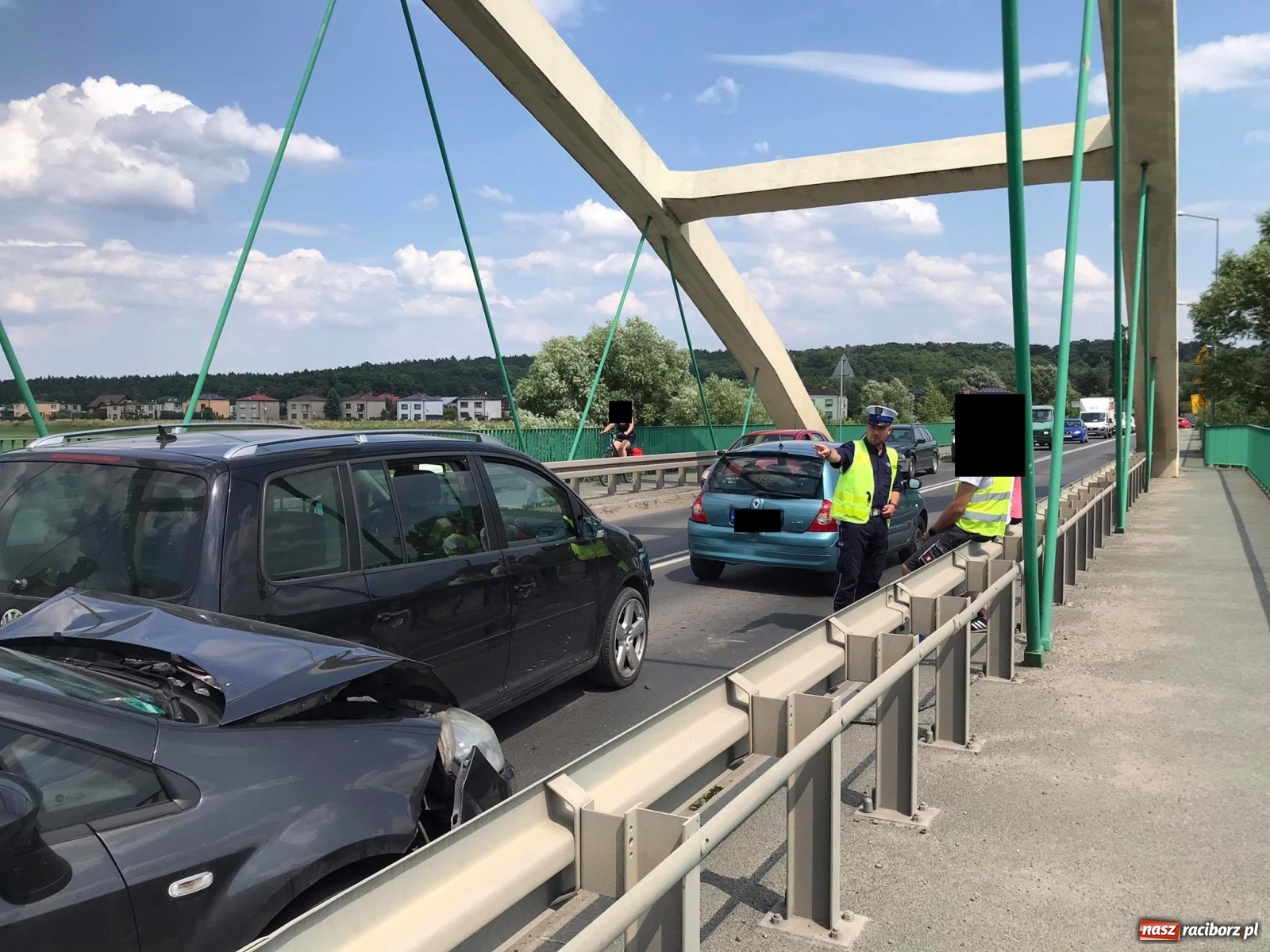 Zdjęcie w galerii na portalu naszraciborz.pl: Kolizja trzech samochodów na moście przed Auchan [FOTO] wiadomości z regionu