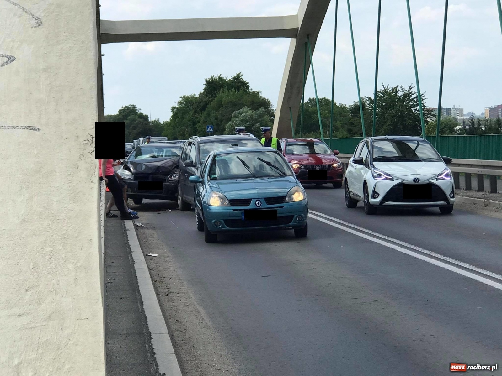 Zdjęcie w galerii na portalu naszraciborz.pl: Kolizja trzech samochodów na moście przed Auchan [FOTO] wiadomości z regionu