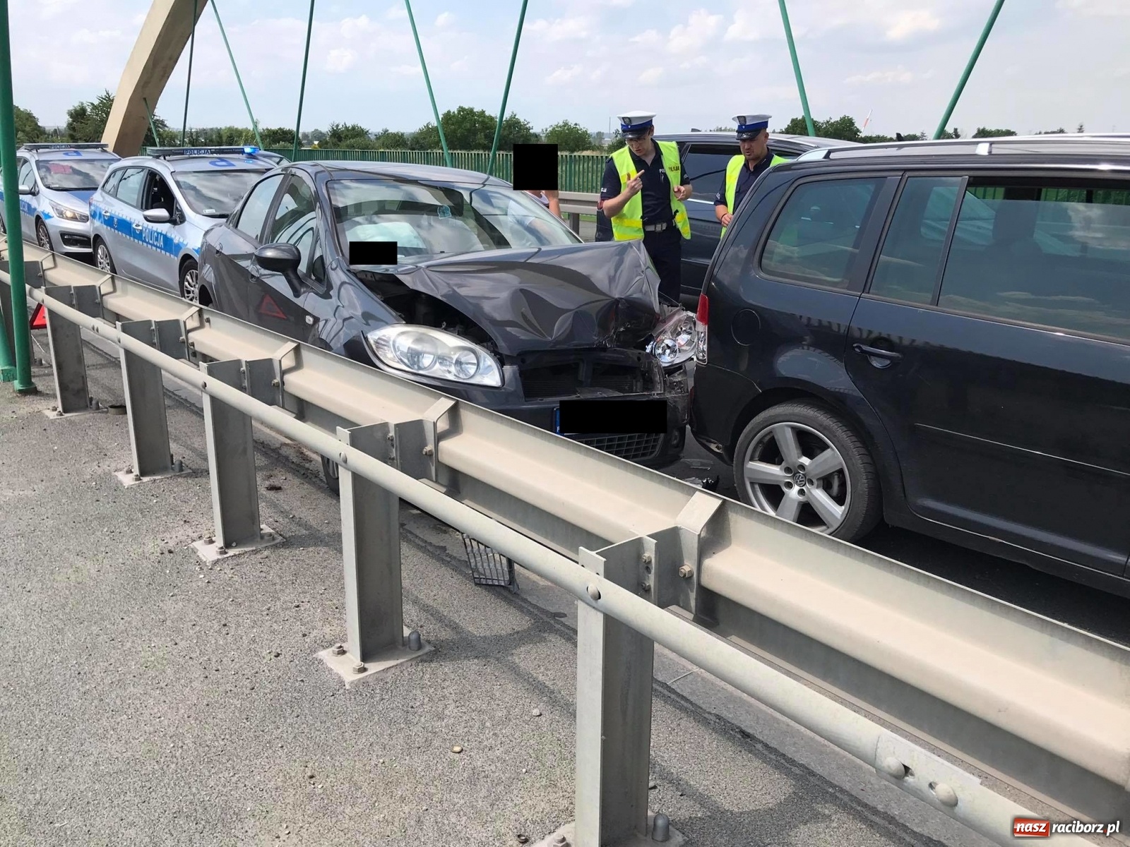 Zdjęcie w galerii na portalu naszraciborz.pl: Kolizja trzech samochodów na moście przed Auchan [FOTO] wiadomości z regionu