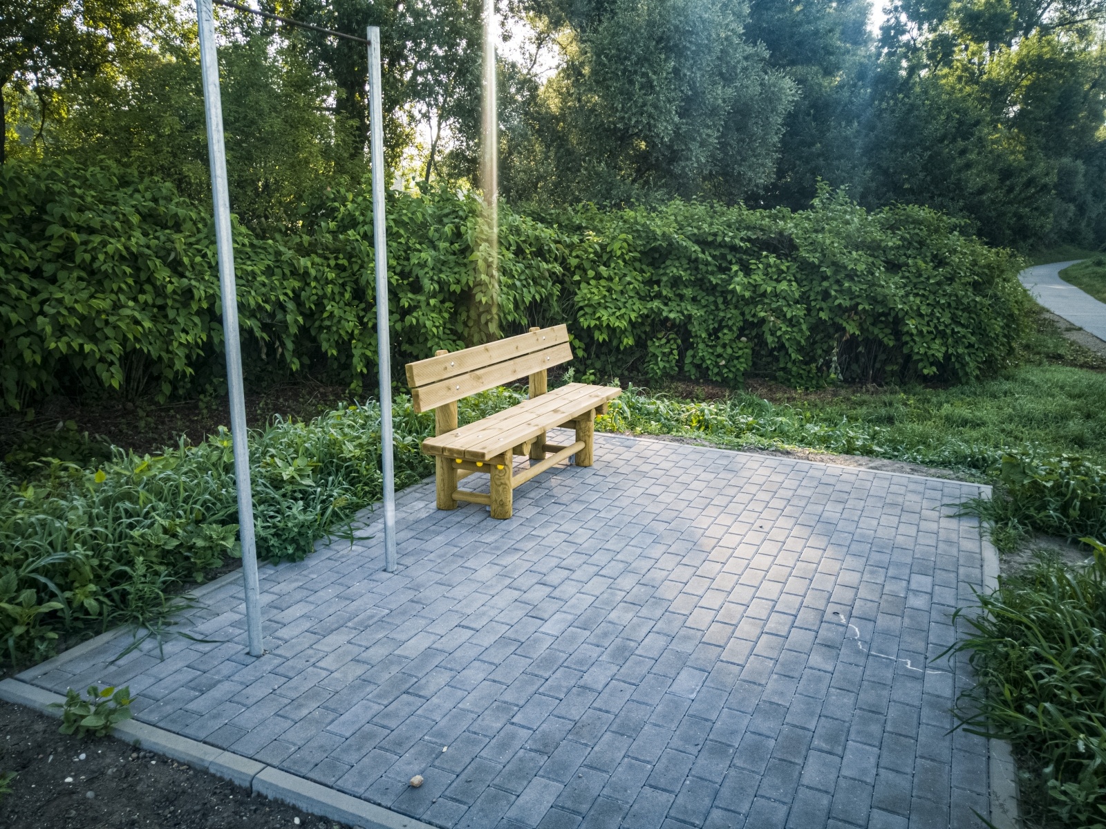 Zdjęcie w galerii na portalu naszraciborz.pl: Z widokiem na turystykę. Doposażono teren wokół wieży w Chałupkach wiadomości z regionu