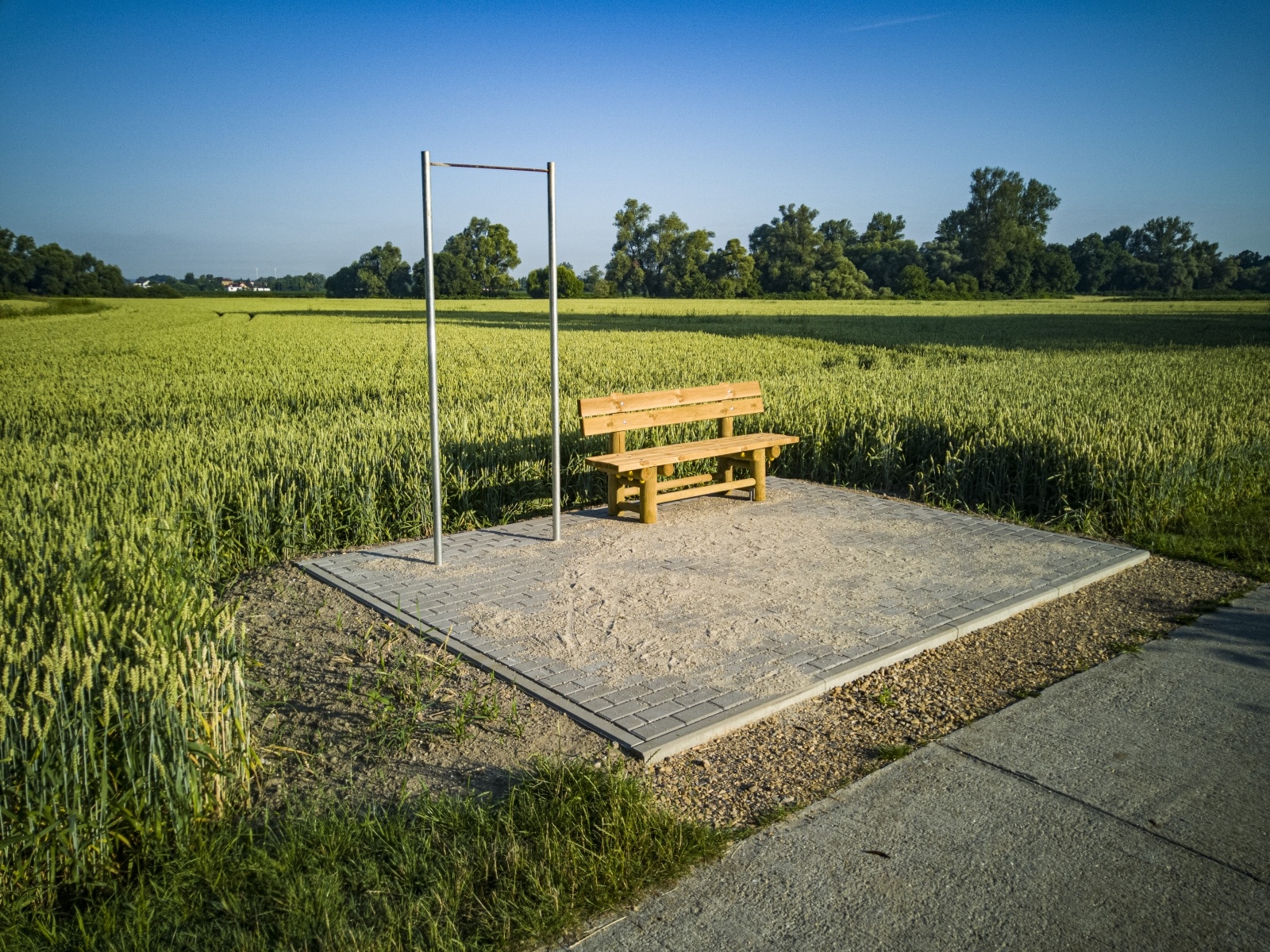 Zdjęcie w galerii na portalu naszraciborz.pl: Z widokiem na turystykę. Doposażono teren wokół wieży w Chałupkach wiadomości z regionu