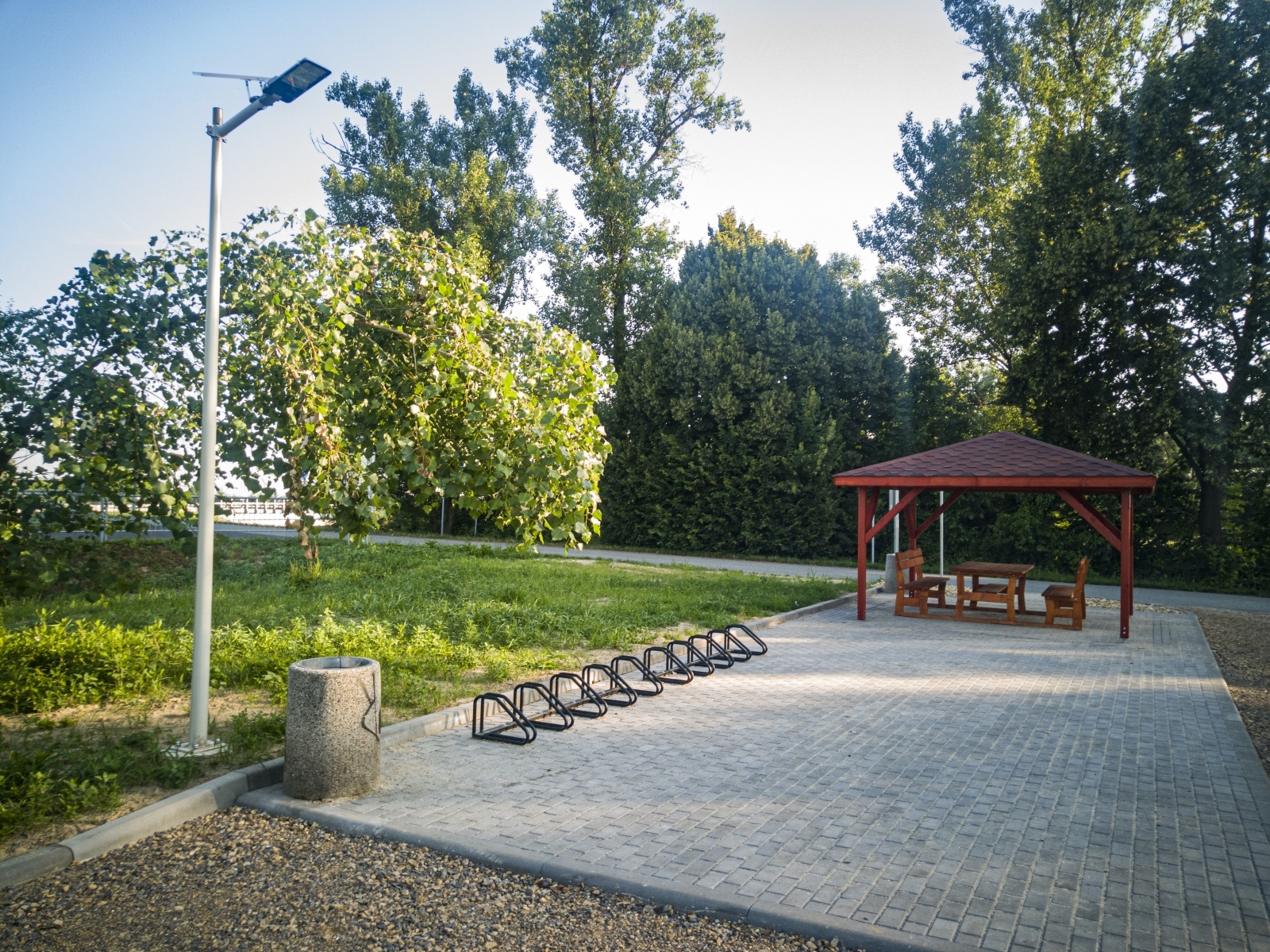 Zdjęcie w galerii na portalu naszraciborz.pl: Z widokiem na turystykę. Doposażono teren wokół wieży w Chałupkach wiadomości z regionu