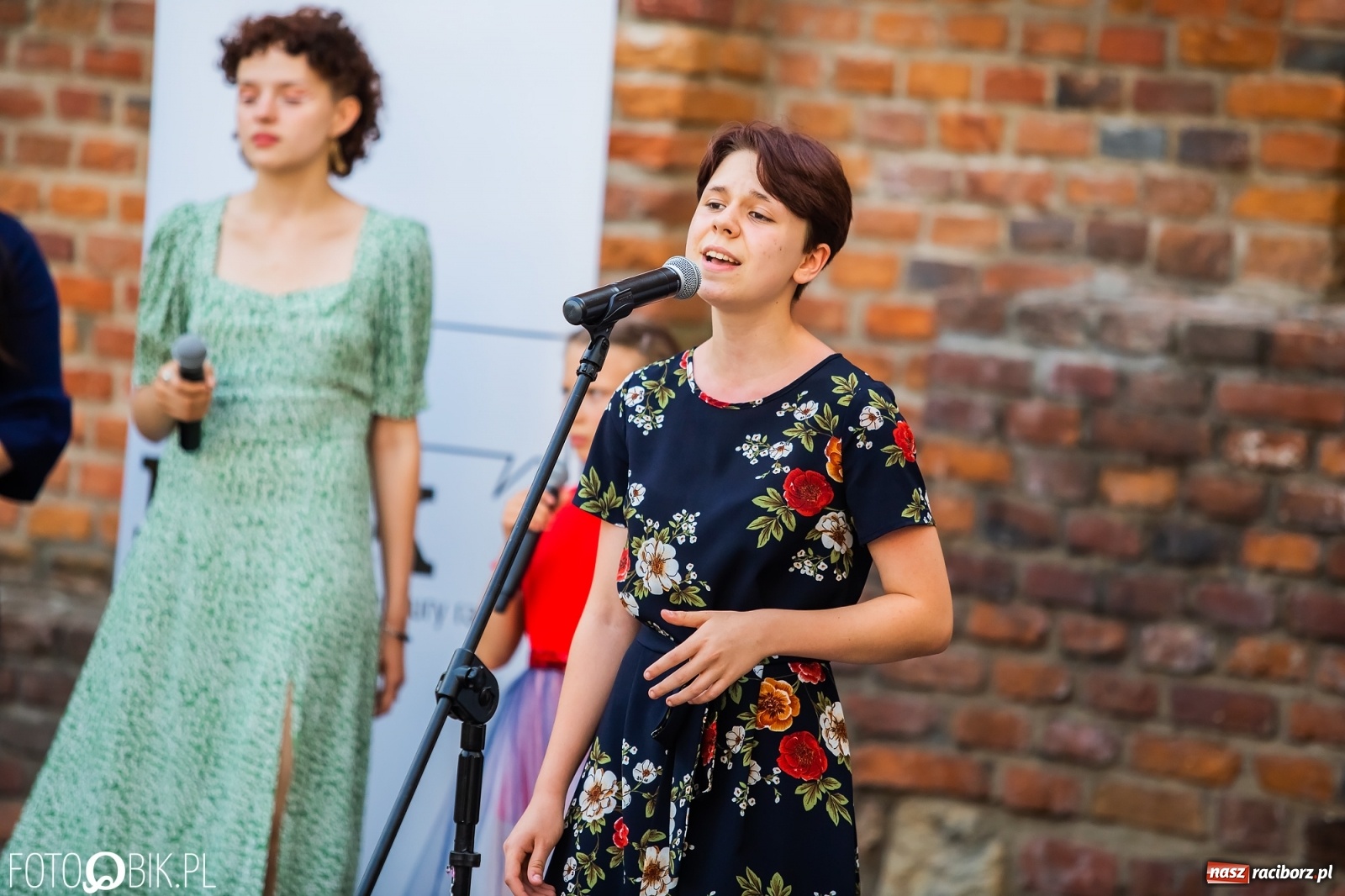 Zdjęcie w galerii na portalu naszraciborz.pl: Śpiew nocy letniej na Zamku Piastowskim wiadomości z regionu