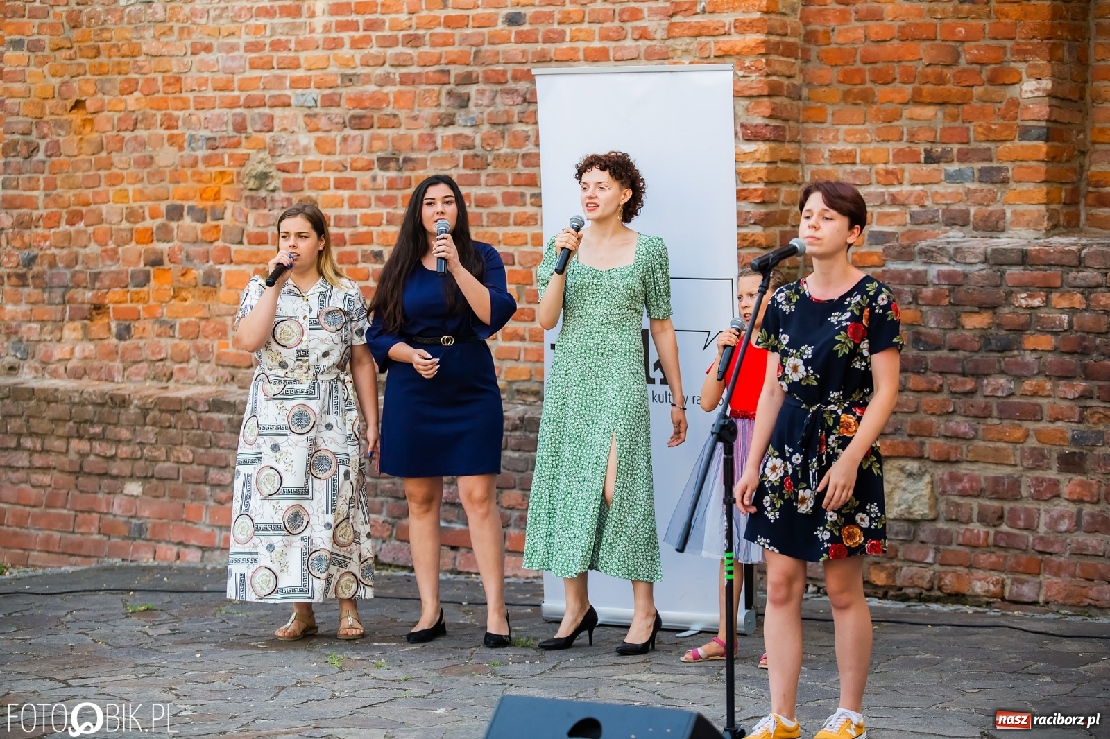 Zdjęcie w galerii na portalu naszraciborz.pl: Śpiew nocy letniej na Zamku Piastowskim wiadomości z regionu