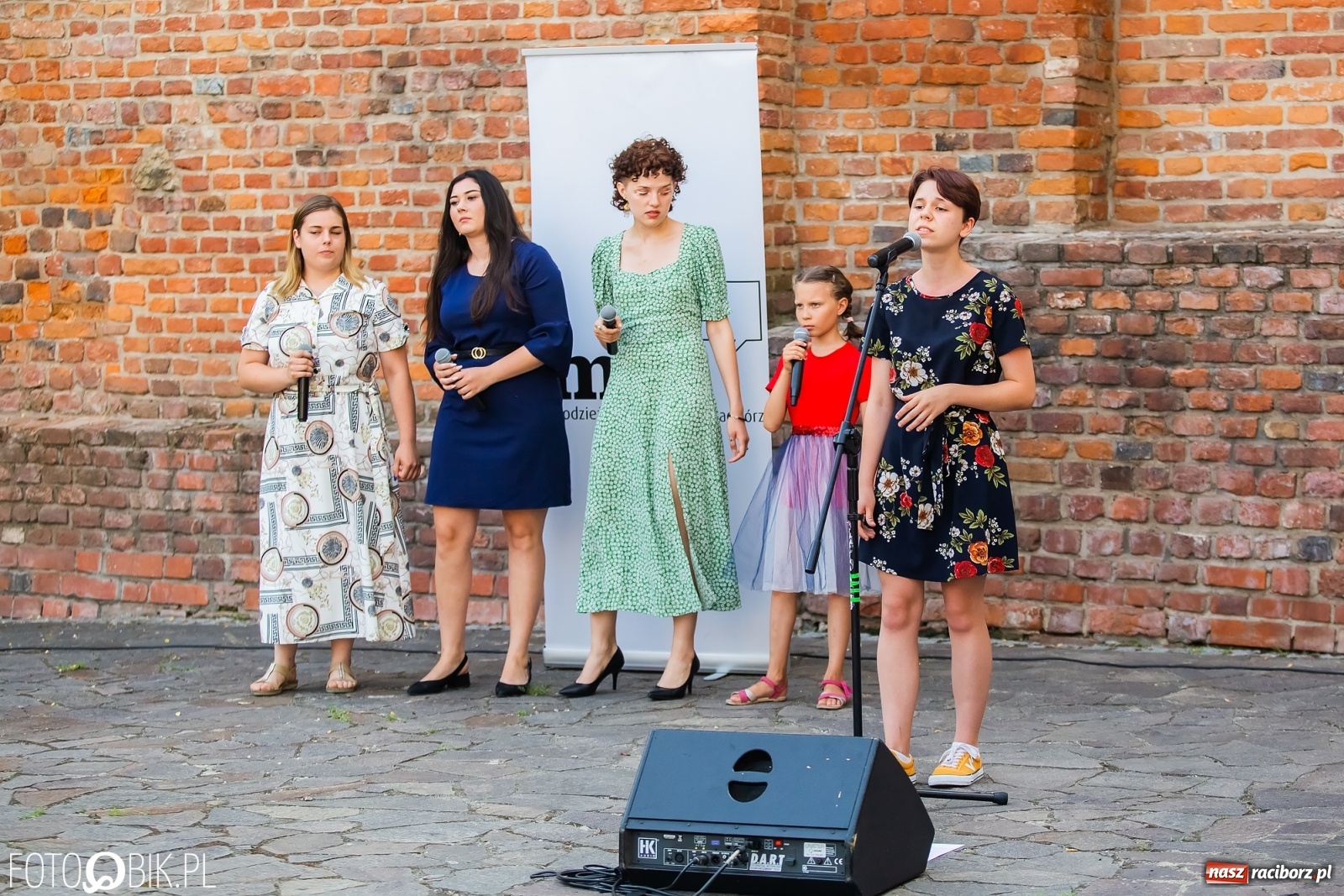 Zdjęcie w galerii na portalu naszraciborz.pl: Śpiew nocy letniej na Zamku Piastowskim wiadomości z regionu