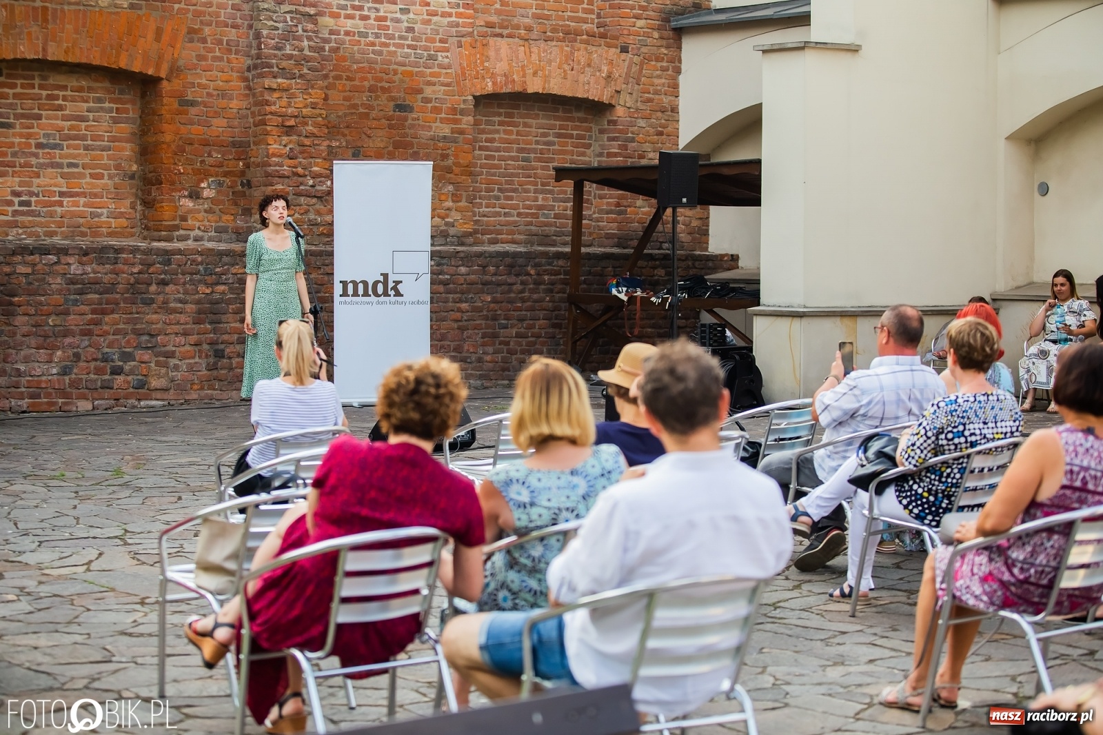 Zdjęcie w galerii na portalu naszraciborz.pl: Śpiew nocy letniej na Zamku Piastowskim wiadomości z regionu
