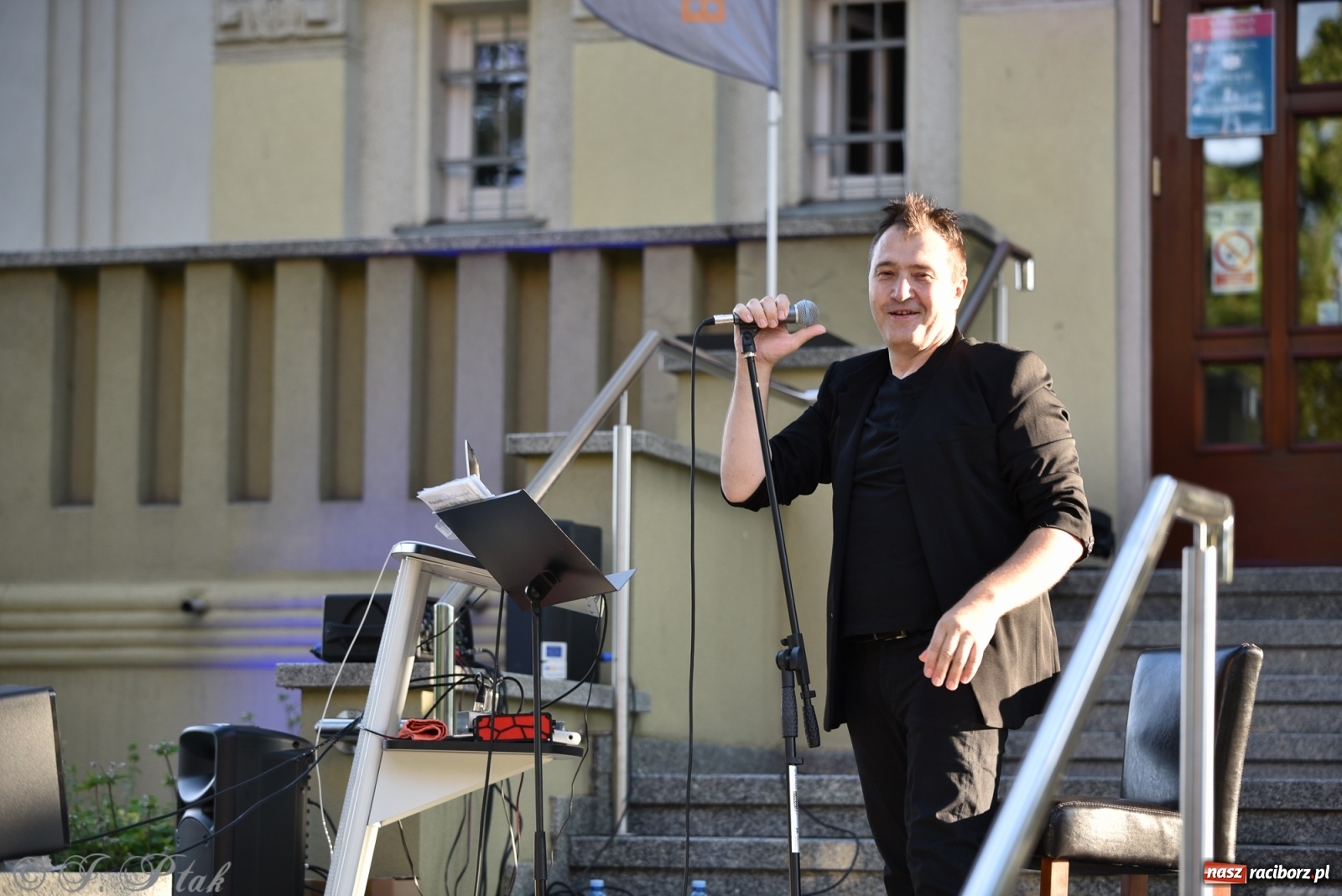 Zdjęcie w galerii na portalu naszraciborz.pl: DOMANSKY - AMORE. Koncert z piosenkami o miłości i coverami na schodach biblioteki wiadomości z regionu