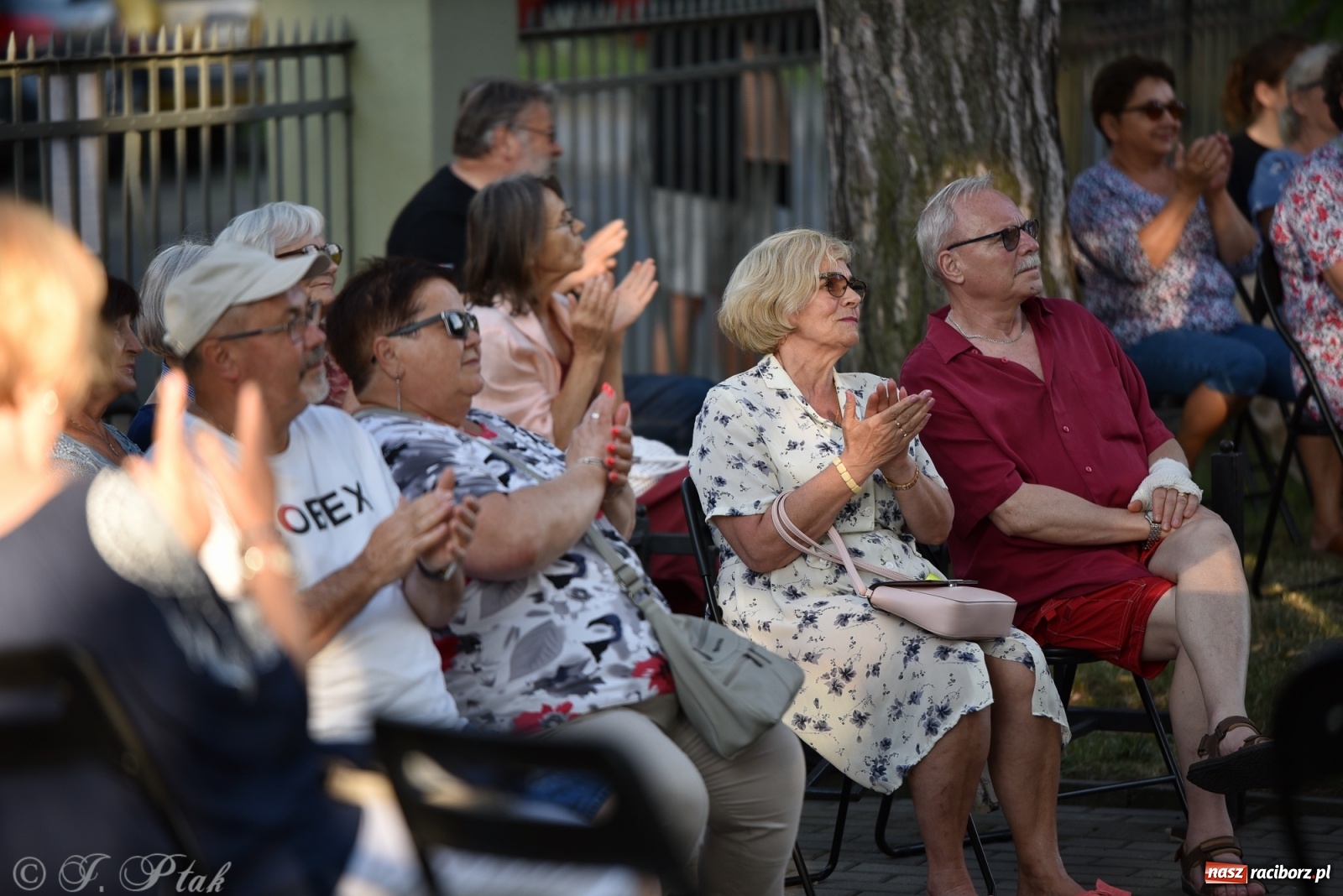 Zdjęcie w galerii na portalu naszraciborz.pl: DOMANSKY - AMORE. Koncert z piosenkami o miłości i coverami na schodach biblioteki wiadomości z regionu