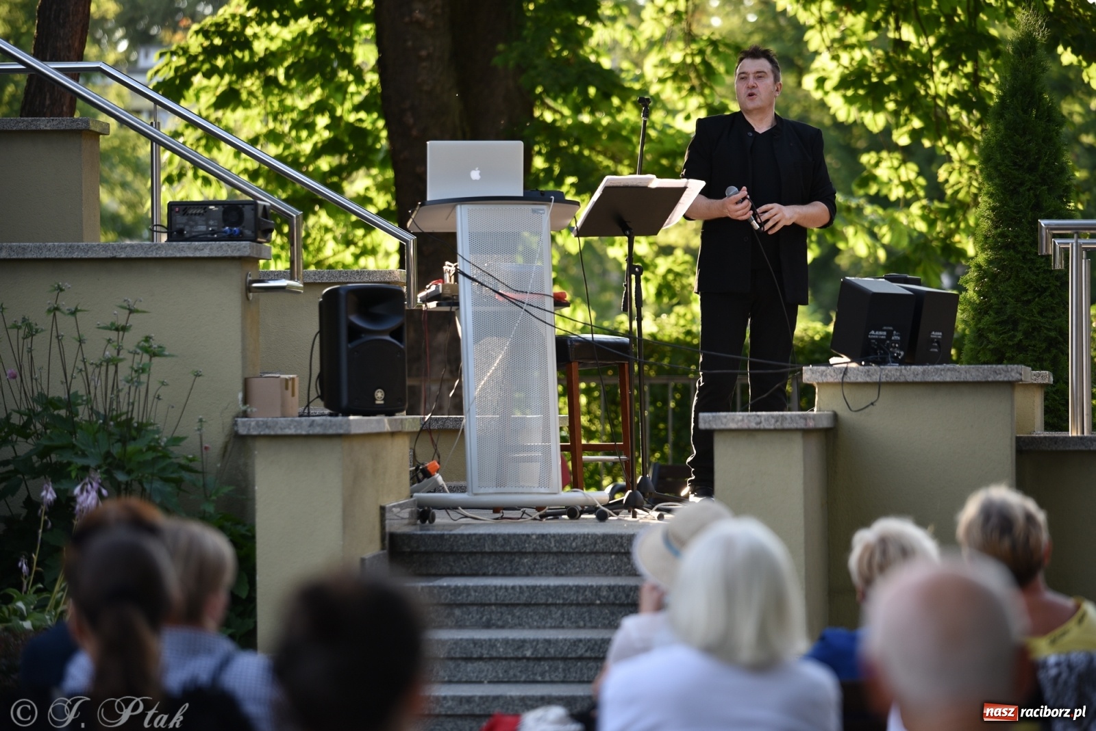 Zdjęcie w galerii na portalu naszraciborz.pl: DOMANSKY - AMORE. Koncert z piosenkami o miłości i coverami na schodach biblioteki wiadomości z regionu