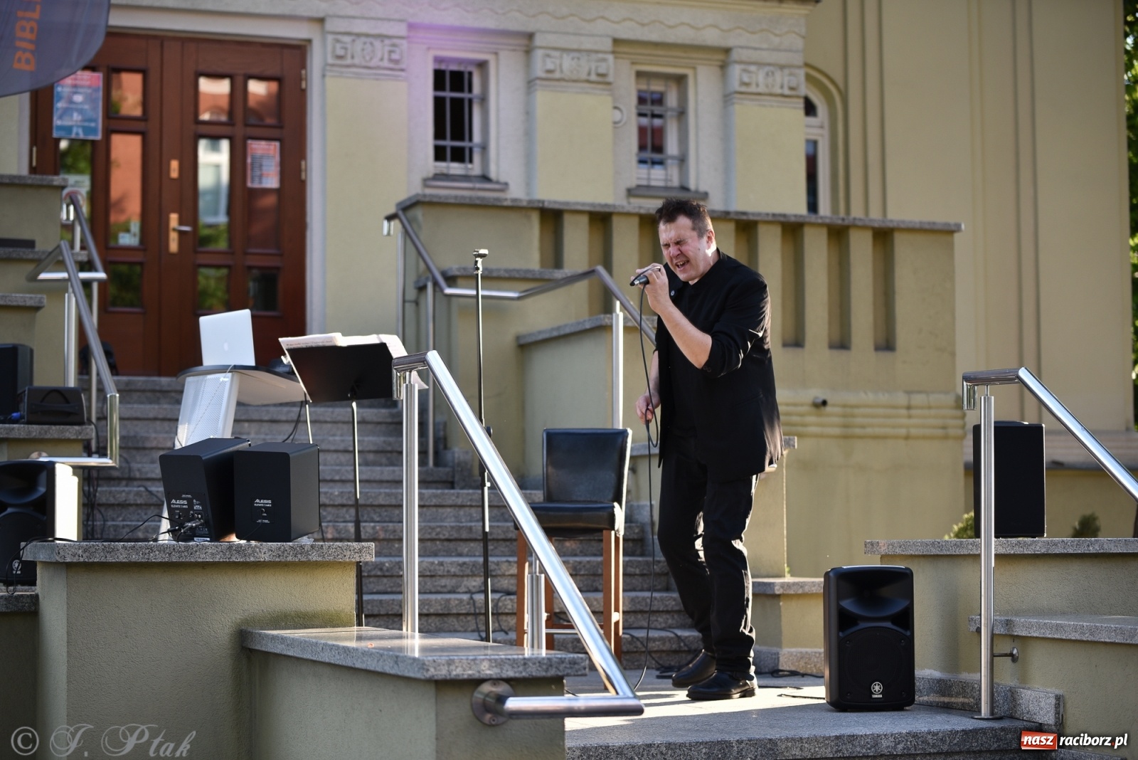 Zdjęcie w galerii na portalu naszraciborz.pl: DOMANSKY - AMORE. Koncert z piosenkami o miłości i coverami na schodach biblioteki wiadomości z regionu