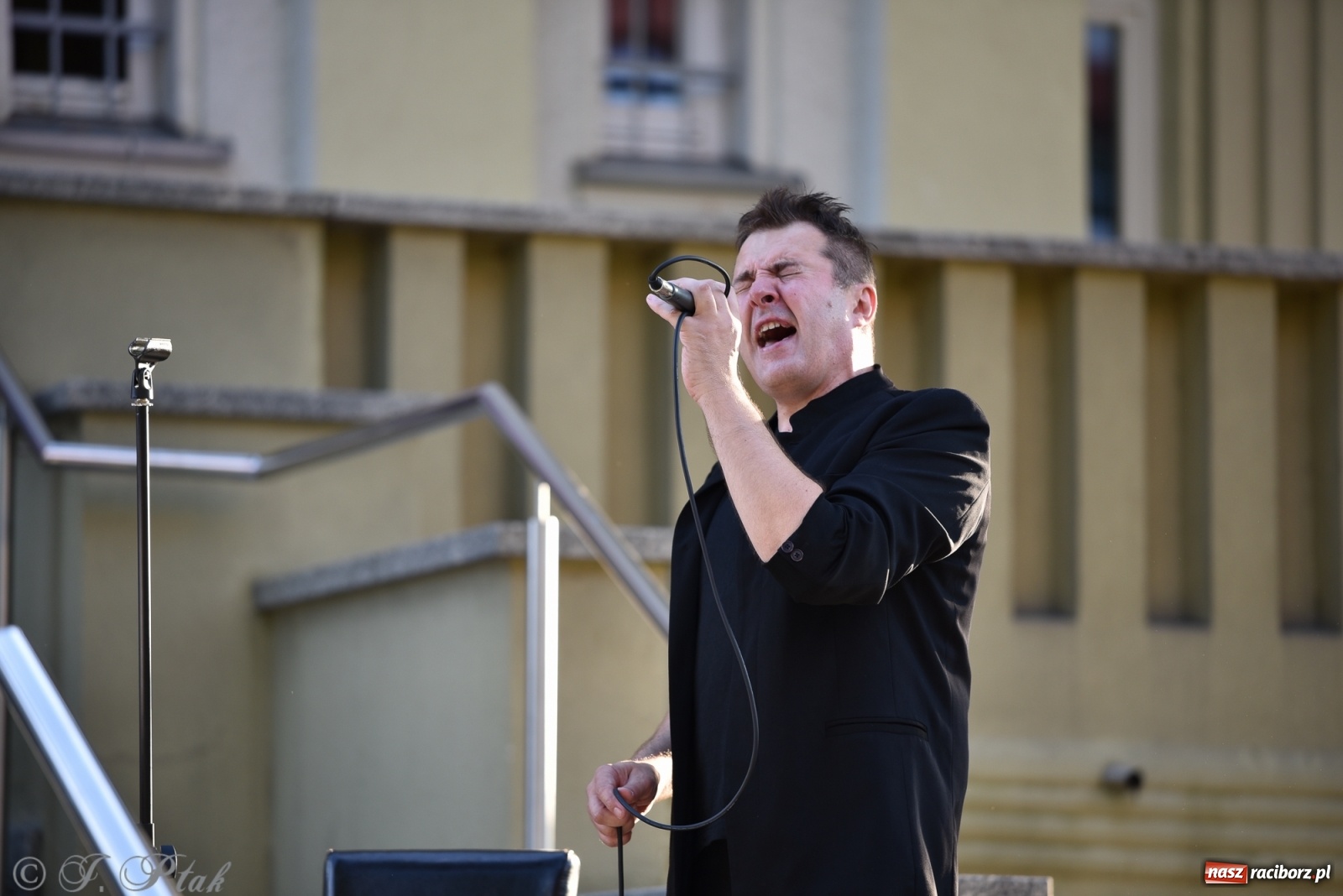 Zdjęcie w galerii na portalu naszraciborz.pl: DOMANSKY - AMORE. Koncert z piosenkami o miłości i coverami na schodach biblioteki wiadomości z regionu