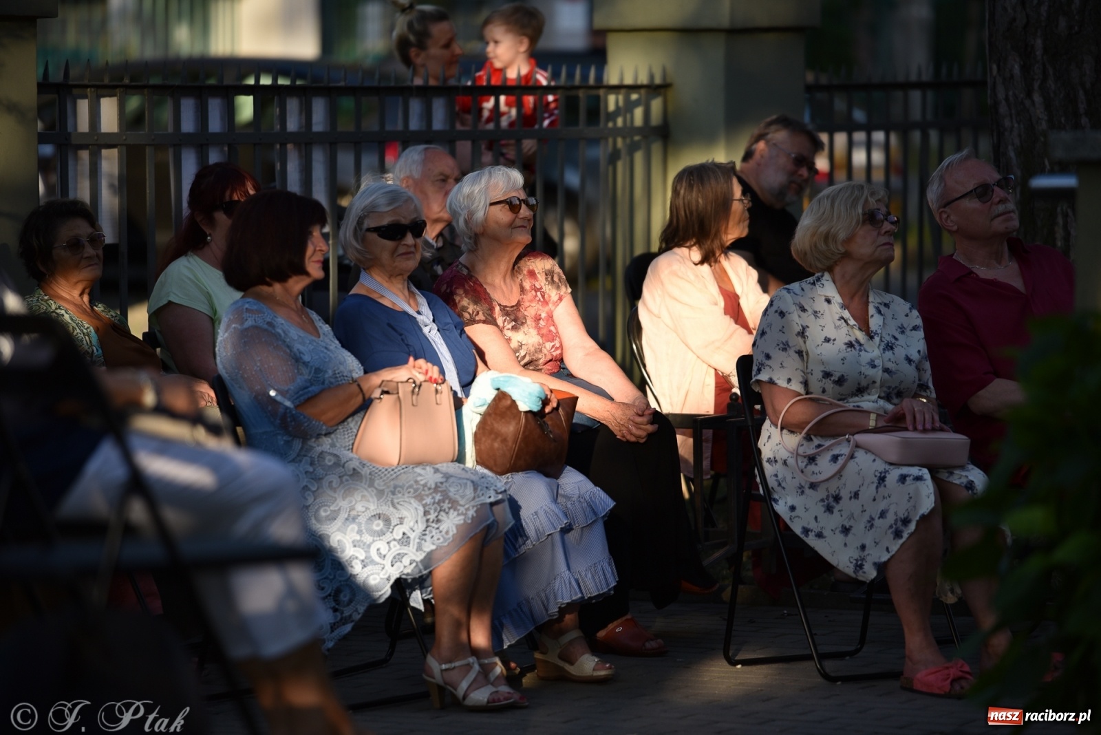 Zdjęcie w galerii na portalu naszraciborz.pl: DOMANSKY - AMORE. Koncert z piosenkami o miłości i coverami na schodach biblioteki wiadomości z regionu