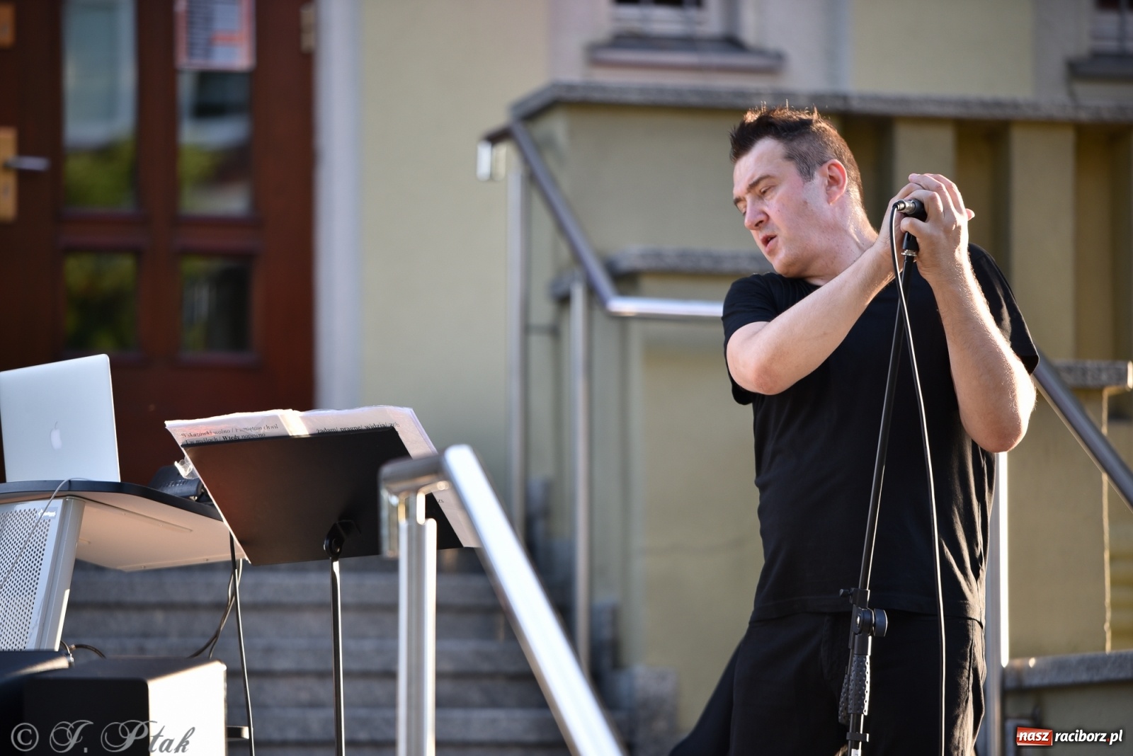 Zdjęcie w galerii na portalu naszraciborz.pl: DOMANSKY - AMORE. Koncert z piosenkami o miłości i coverami na schodach biblioteki wiadomości z regionu