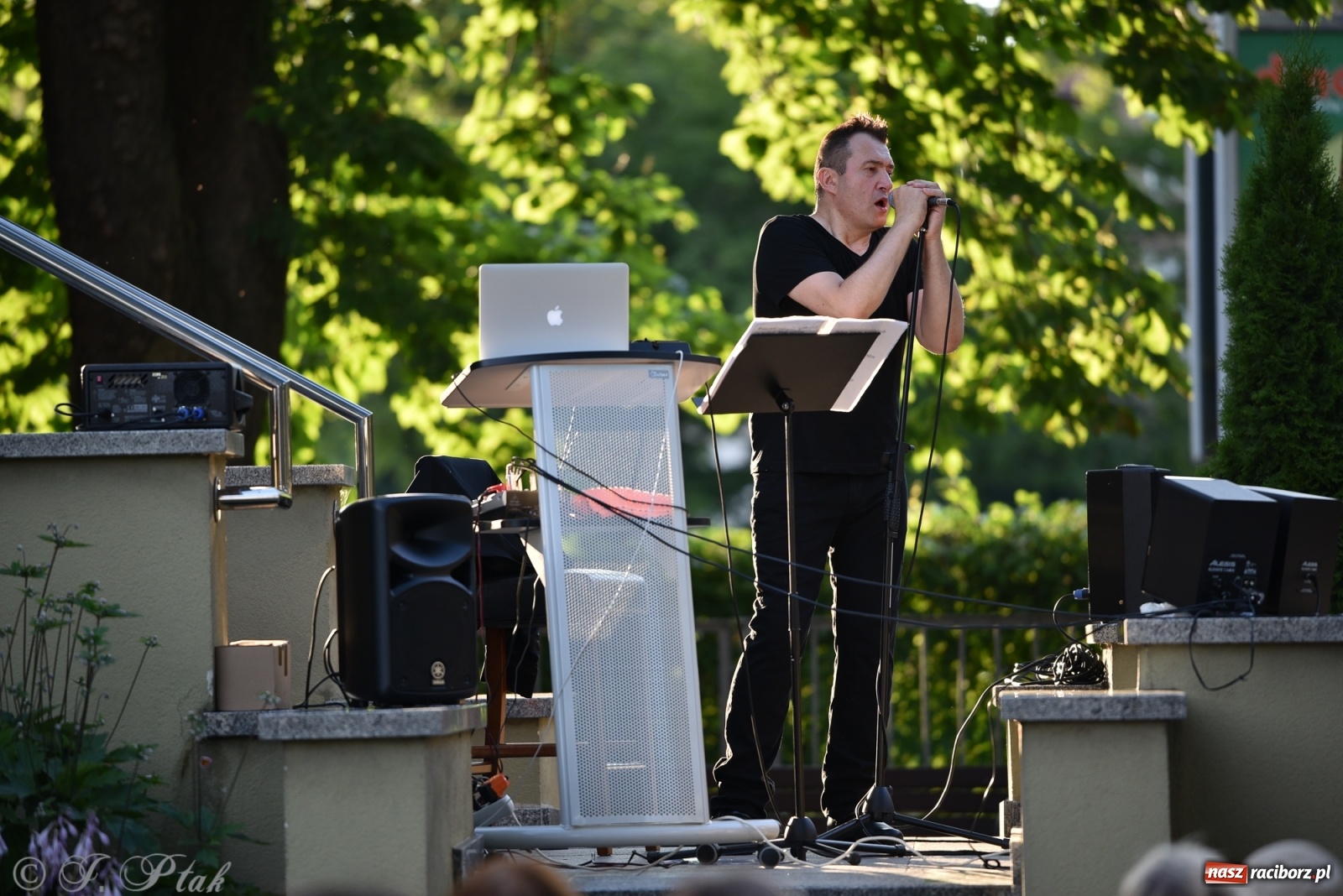 Zdjęcie w galerii na portalu naszraciborz.pl: DOMANSKY - AMORE. Koncert z piosenkami o miłości i coverami na schodach biblioteki wiadomości z regionu