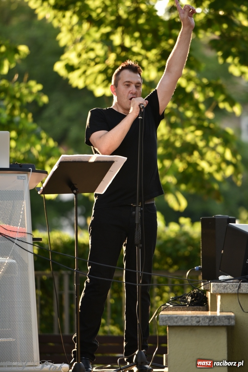 Zdjęcie w galerii na portalu naszraciborz.pl: DOMANSKY - AMORE. Koncert z piosenkami o miłości i coverami na schodach biblioteki wiadomości z regionu