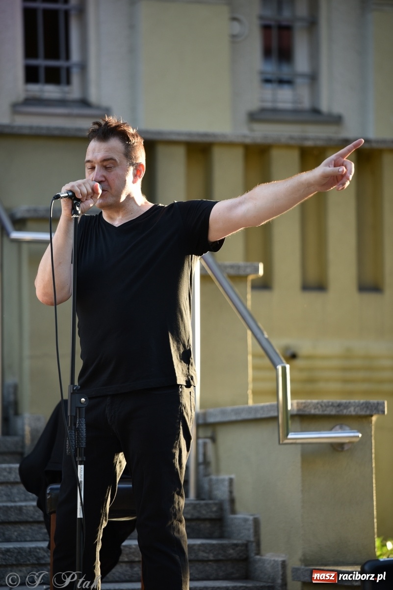 Zdjęcie w galerii na portalu naszraciborz.pl: DOMANSKY - AMORE. Koncert z piosenkami o miłości i coverami na schodach biblioteki wiadomości z regionu