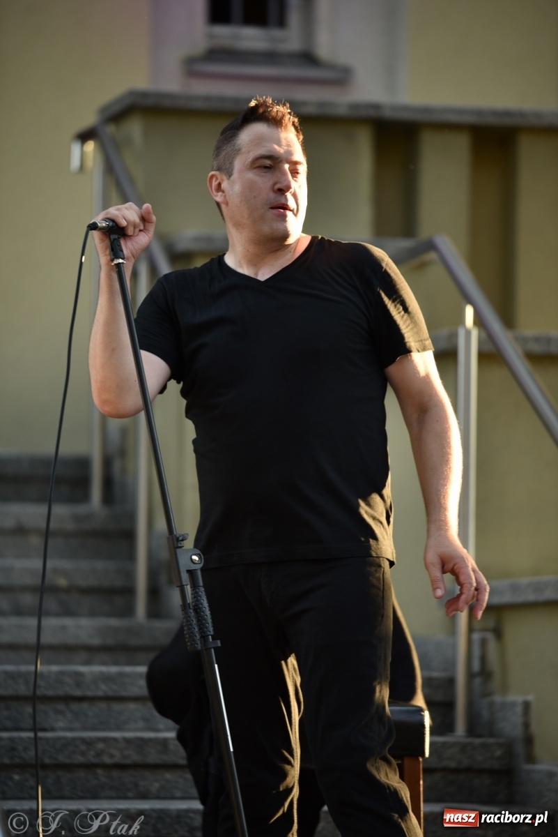 Zdjęcie w galerii na portalu naszraciborz.pl: DOMANSKY - AMORE. Koncert z piosenkami o miłości i coverami na schodach biblioteki wiadomości z regionu