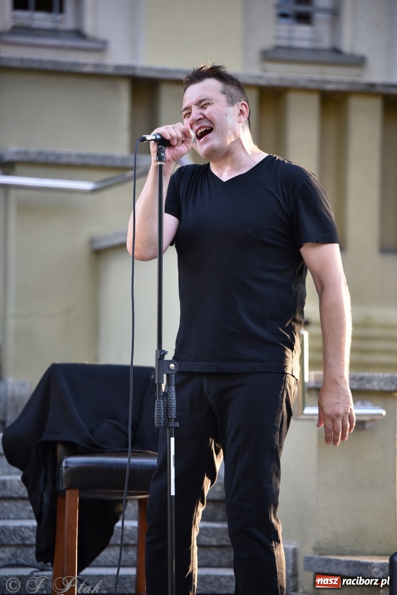 Zdjęcie w galerii na portalu naszraciborz.pl: DOMANSKY - AMORE. Koncert z piosenkami o miłości i coverami na schodach biblioteki wiadomości z regionu