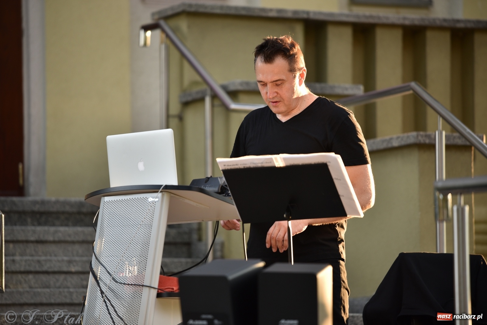 Zdjęcie w galerii na portalu naszraciborz.pl: DOMANSKY - AMORE. Koncert z piosenkami o miłości i coverami na schodach biblioteki wiadomości z regionu