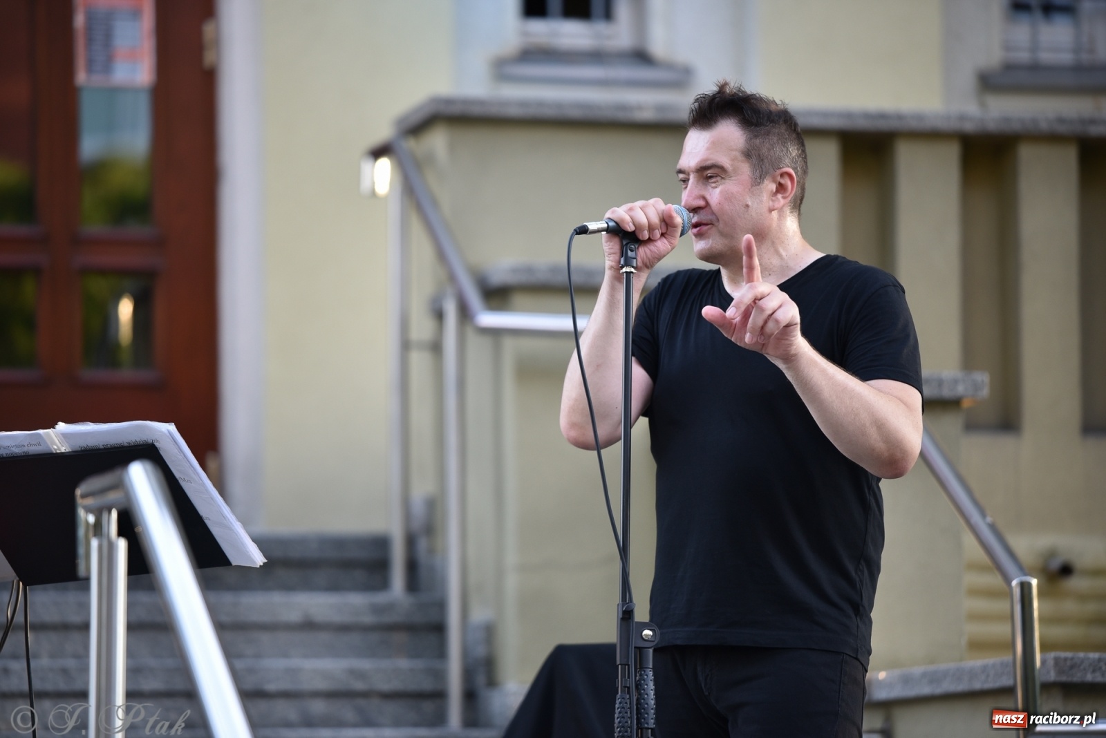 Zdjęcie w galerii na portalu naszraciborz.pl: DOMANSKY - AMORE. Koncert z piosenkami o miłości i coverami na schodach biblioteki wiadomości z regionu