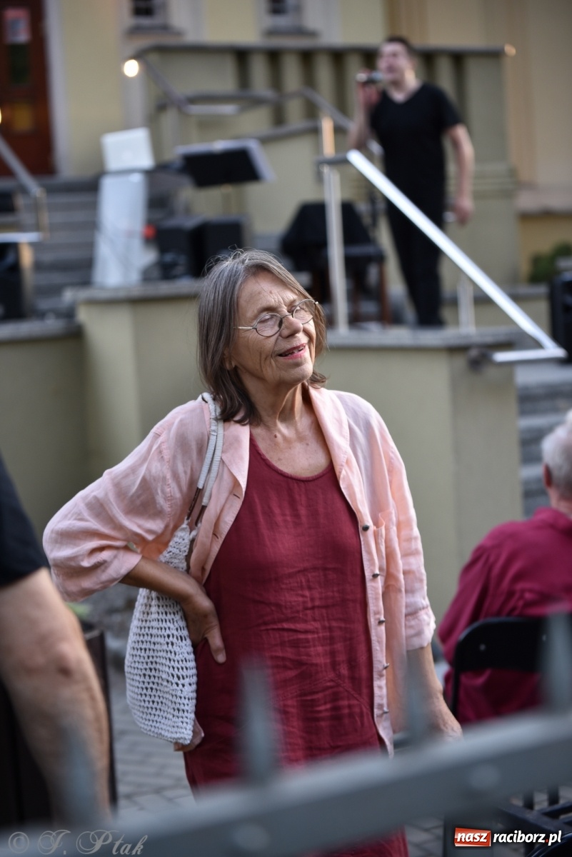 Zdjęcie w galerii na portalu naszraciborz.pl: DOMANSKY - AMORE. Koncert z piosenkami o miłości i coverami na schodach biblioteki wiadomości z regionu