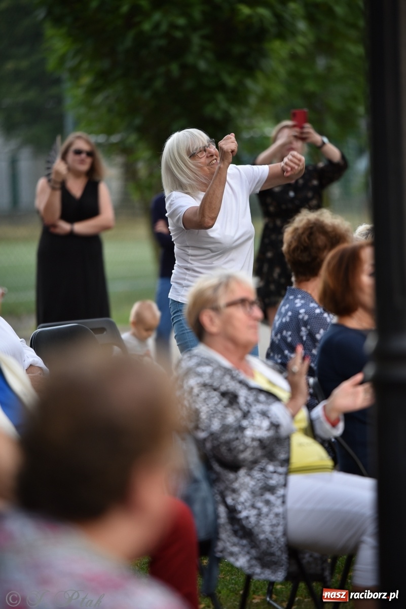 Zdjęcie w galerii na portalu naszraciborz.pl: DOMANSKY - AMORE. Koncert z piosenkami o miłości i coverami na schodach biblioteki wiadomości z regionu